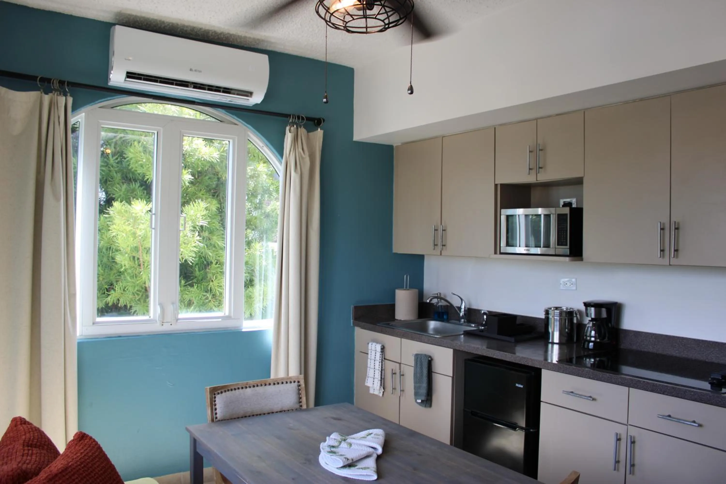 Kitchen or kitchenette in Numero Uno Beach Apartments