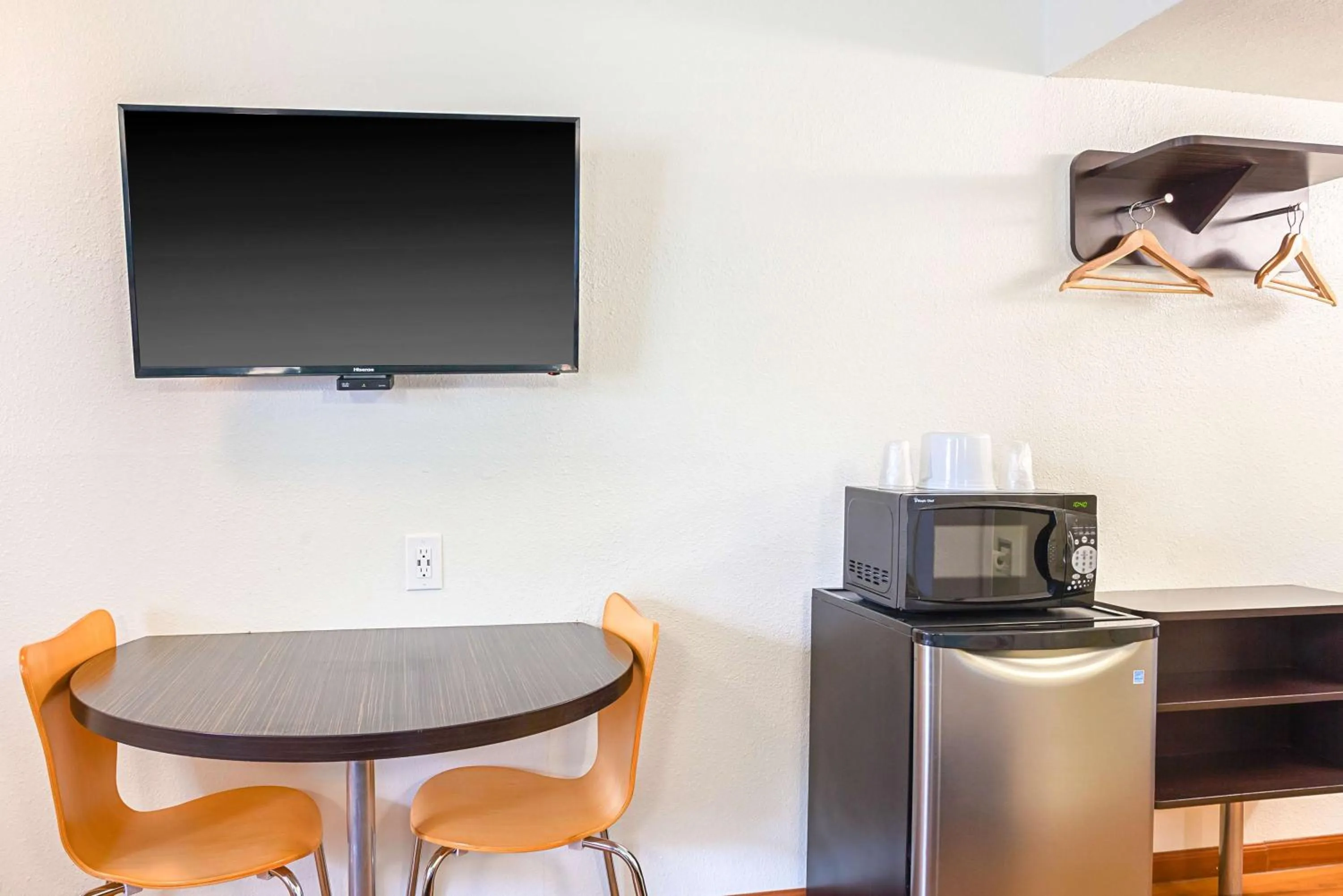 TV and multimedia in Motel 6-Ventura, CA - Downtown