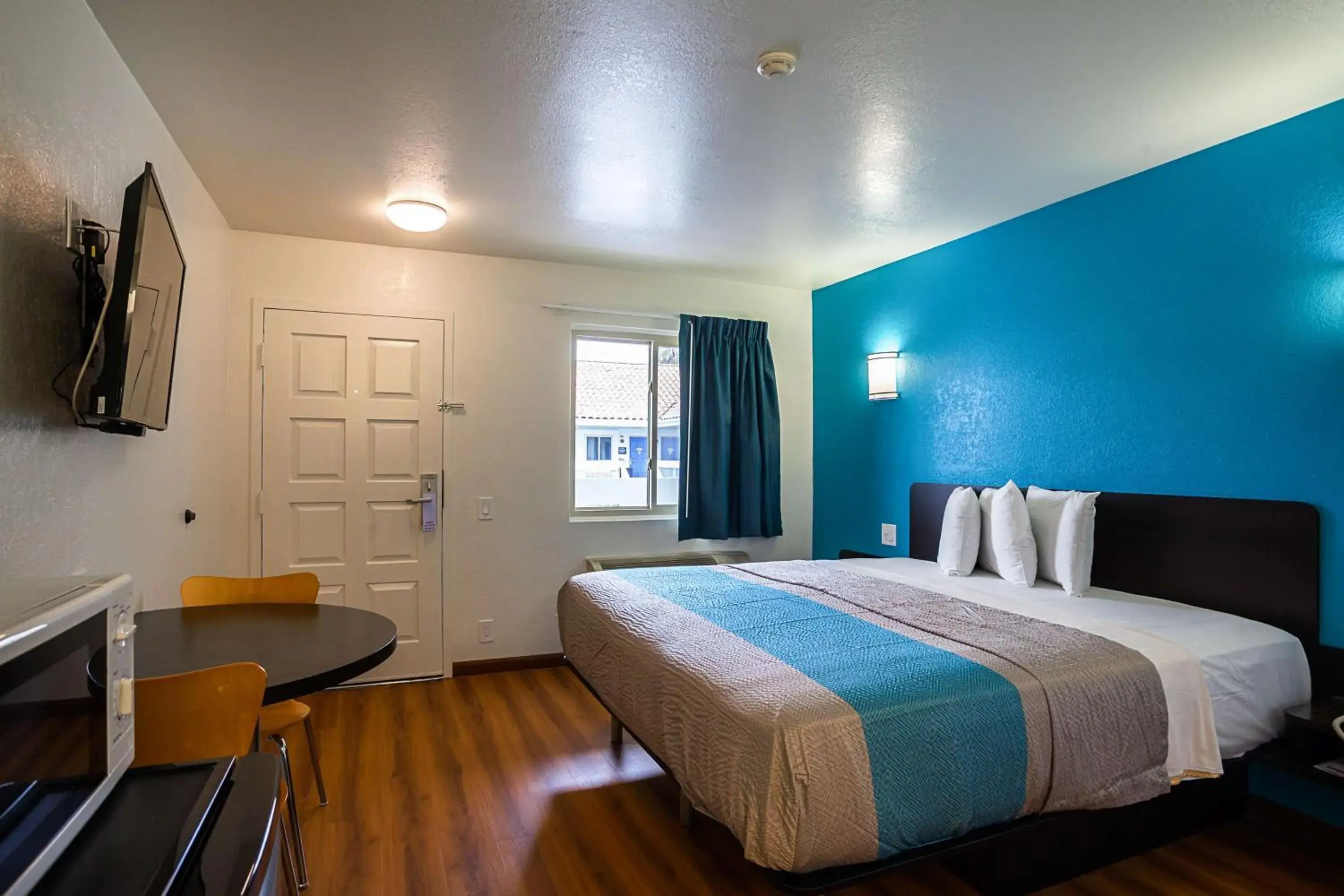 King Room with Roll-in Shower - single occupancy - Disability Access - Non-Smoking in Motel 6-Ventura, CA - Downtown King Room with Roll-in Shower - single occupancy - Disability Access - Non-Smoking in Motel 6-Ventura, CA - Downtown