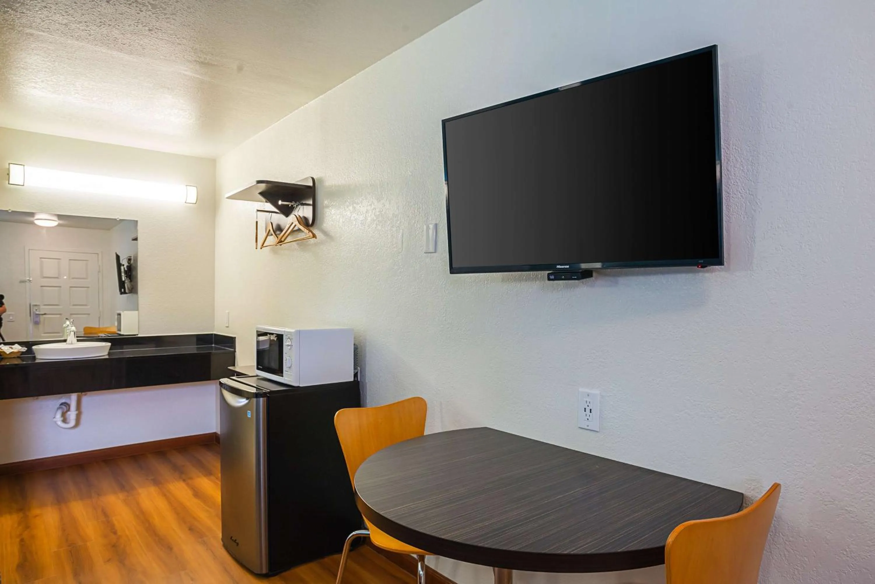 TV and multimedia in Motel 6-Ventura, CA - Downtown