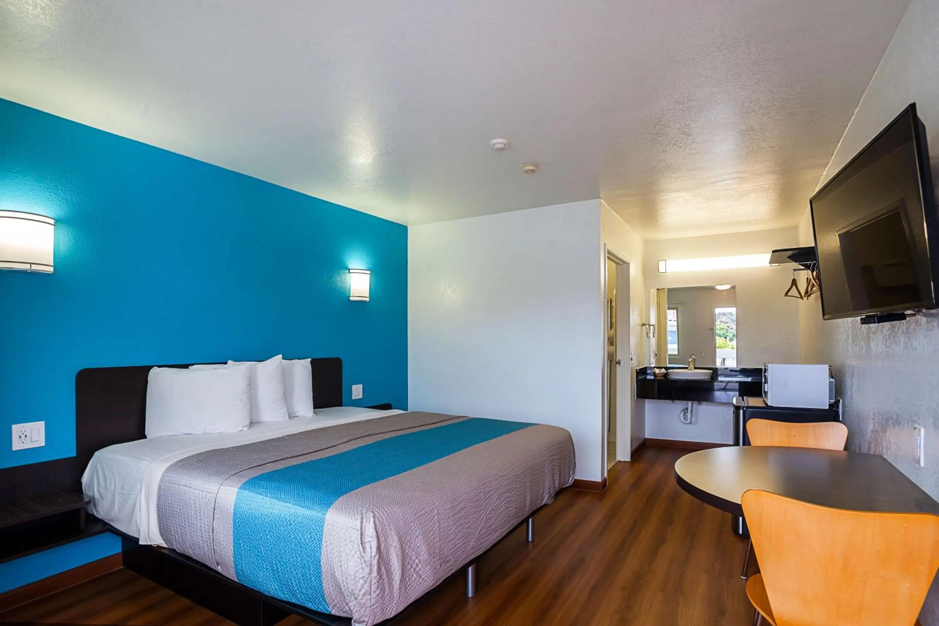 TV and multimedia, Bed in Motel 6-Ventura, CA - Downtown