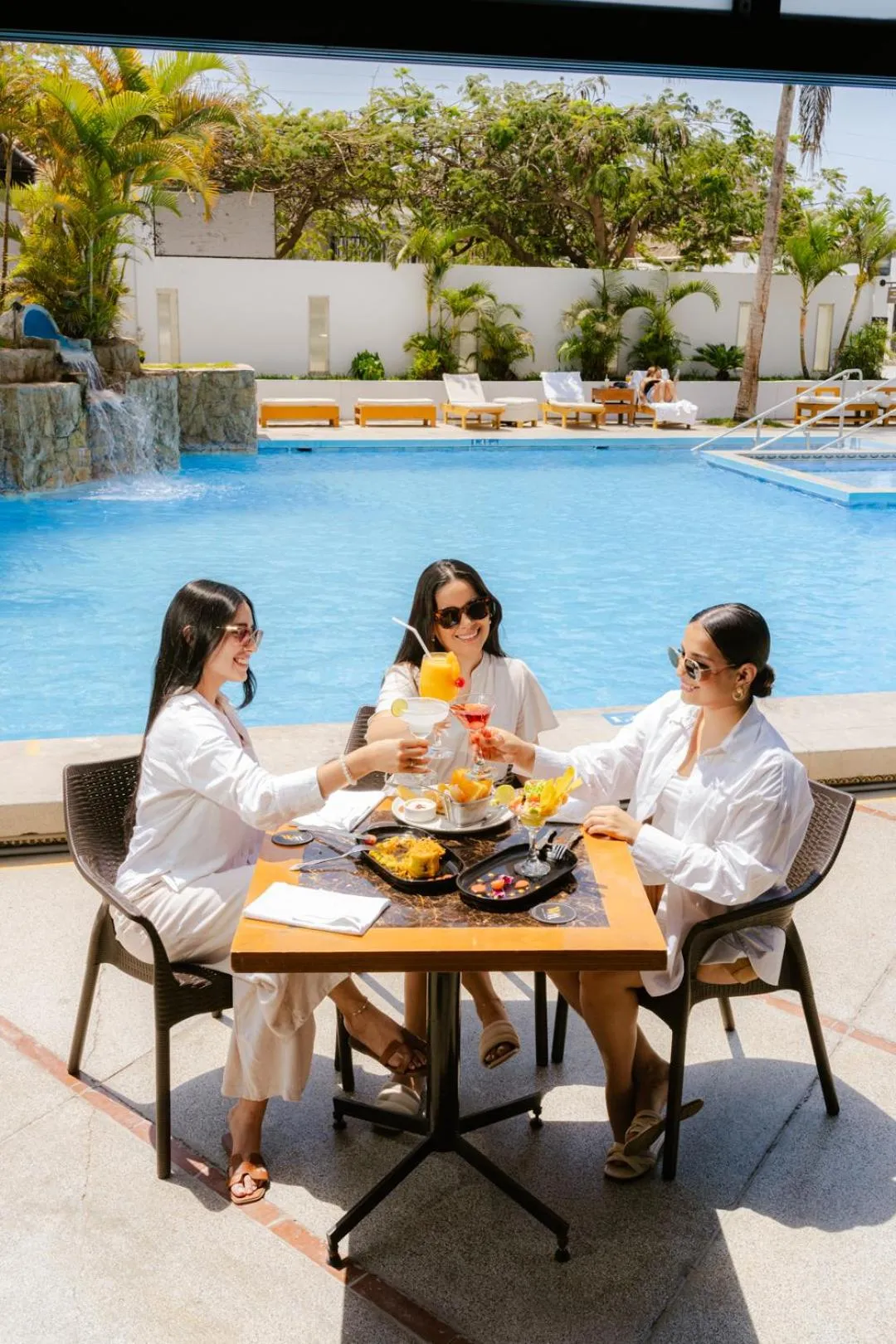 People in WinMeier Hotel y Casino