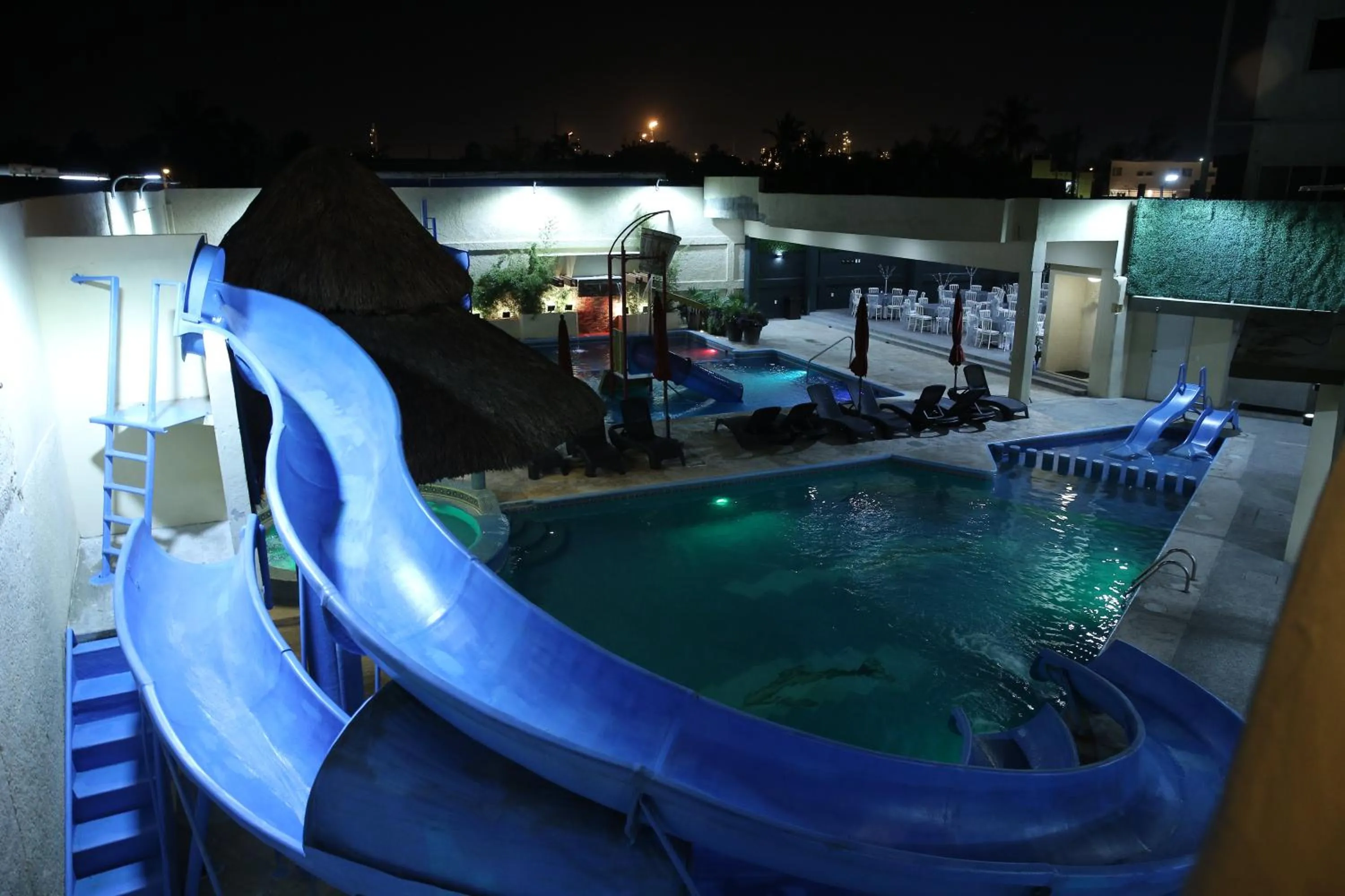 Swimming pool in Hotel Miramar Inn