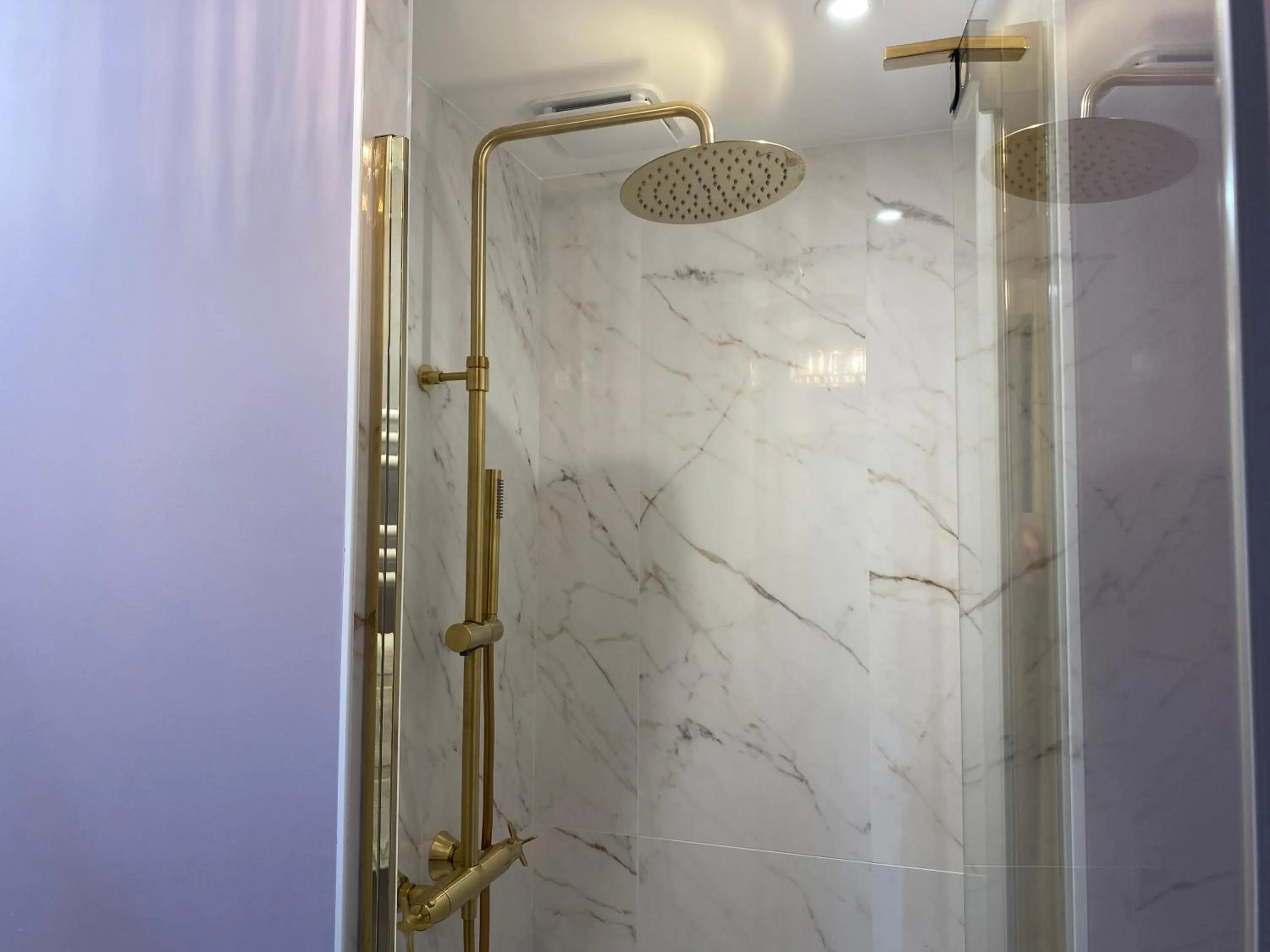 Shower in Park Hotel Bellevue