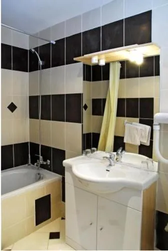 Bathroom in Hôtel de l'Aveyron