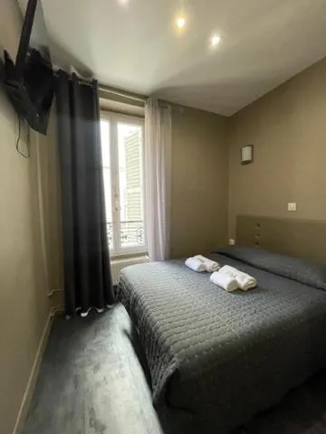 Bed in Hôtel de l'Aveyron