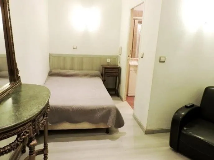 Bed in Hôtel de l'Aveyron