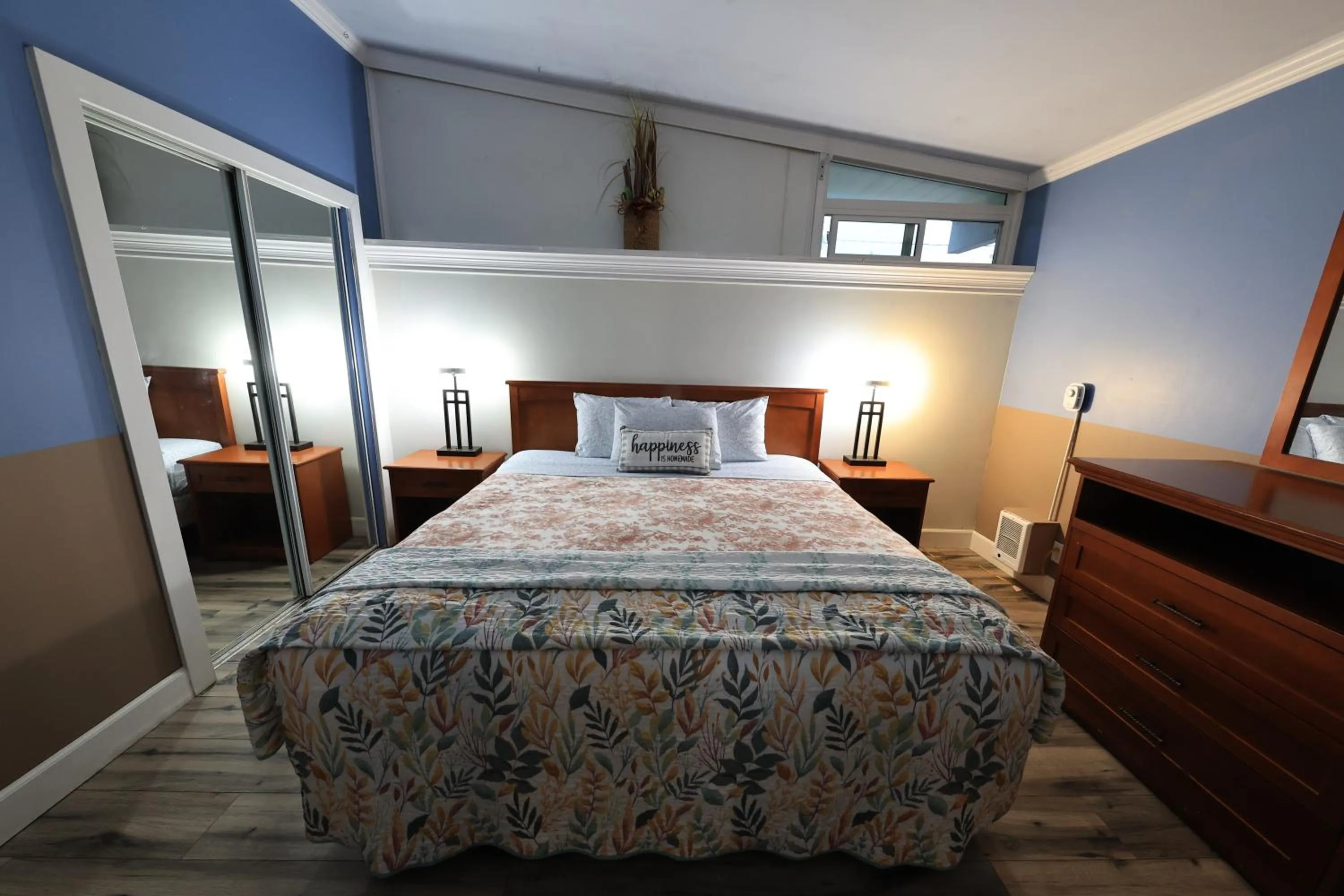 Bedroom, Bed in Beachwood Condos & Resort