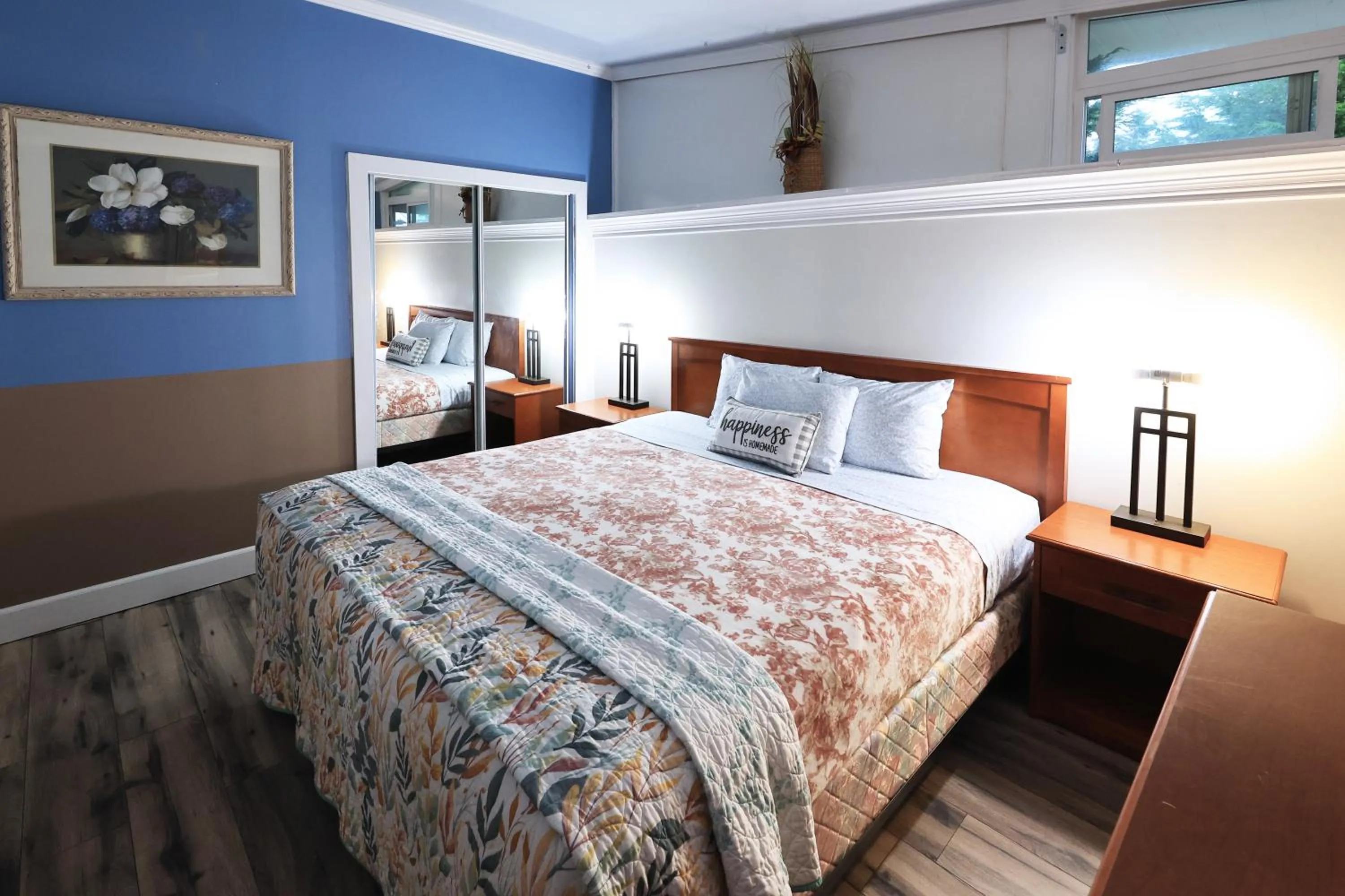 Photo of the whole room, Bed in Beachwood Condos & Resort