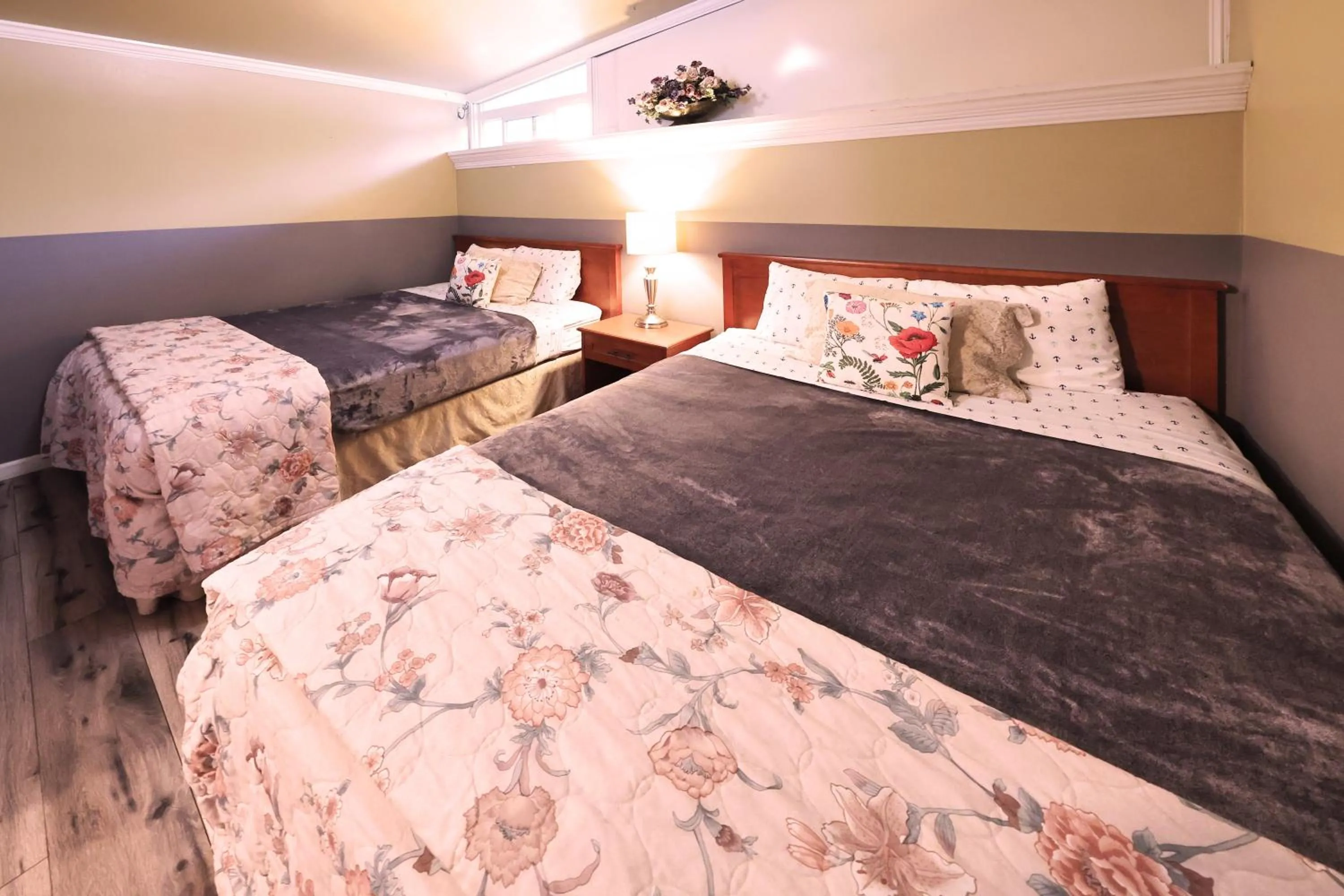 Bedroom, Bed in Beachwood Condos & Resort