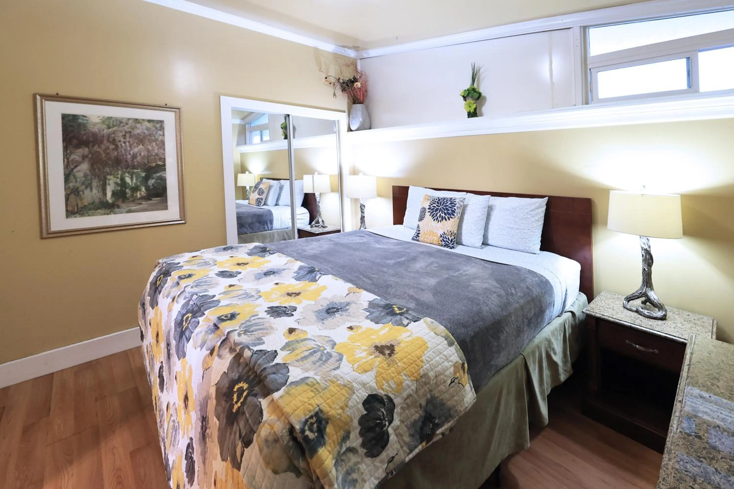 Bedroom, Bed in Beachwood Condos & Resort