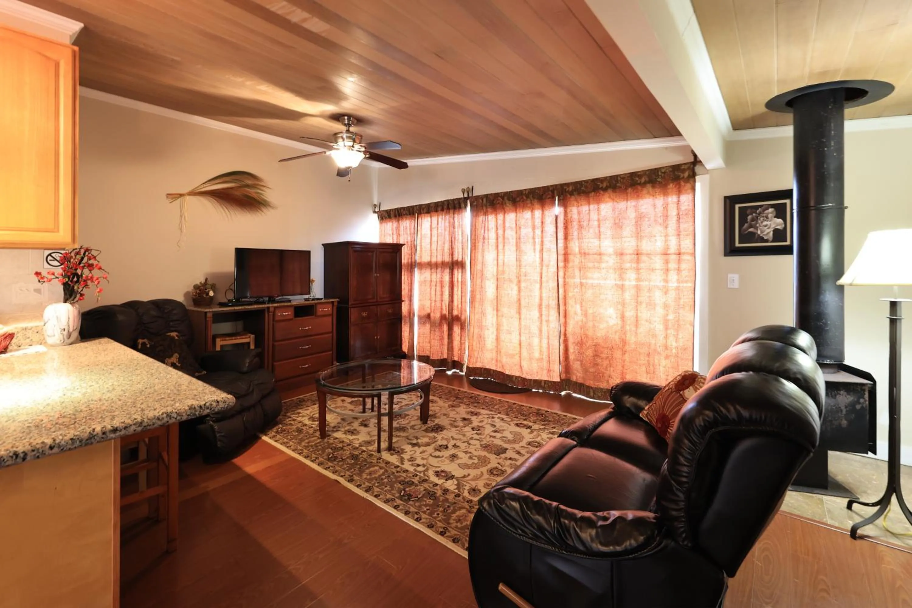 TV and multimedia in Beachwood Condos & Resort