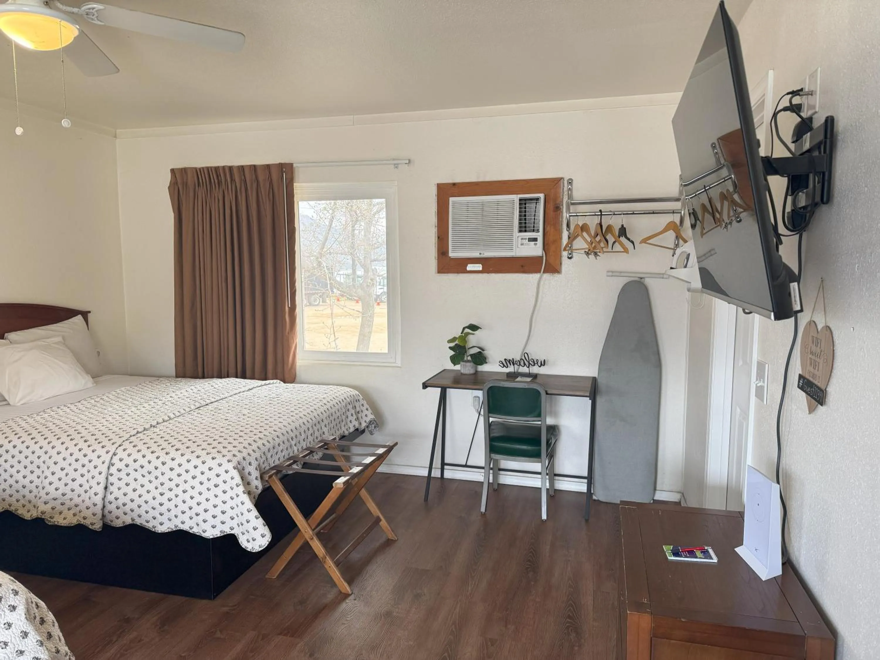 Bed in Lakeshore Lodge