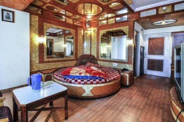 Winter, Bed in Hotel Gulmarg Regency