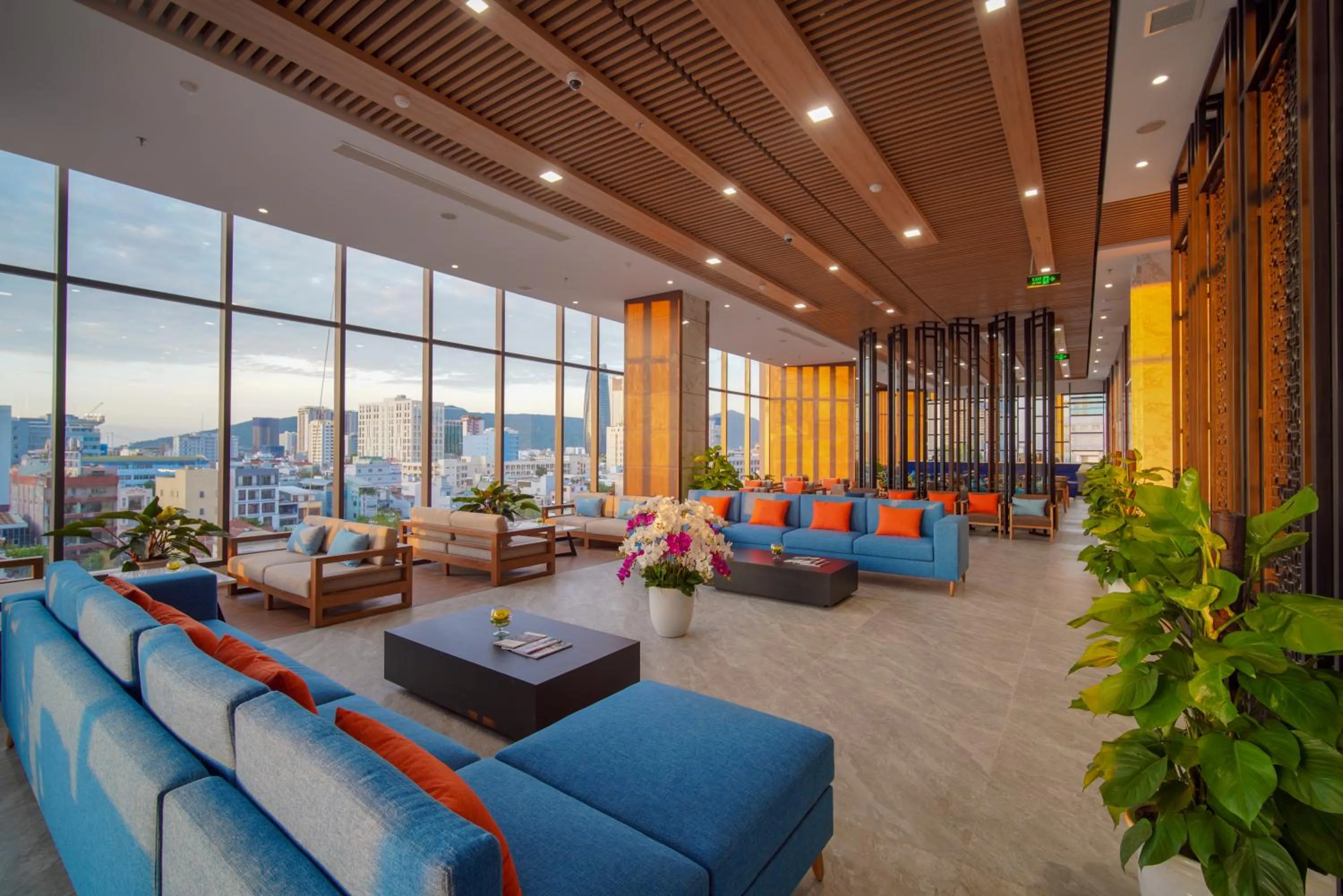 Communal lounge/ TV room in G8 Luxury Hotel and Spa Da Nang