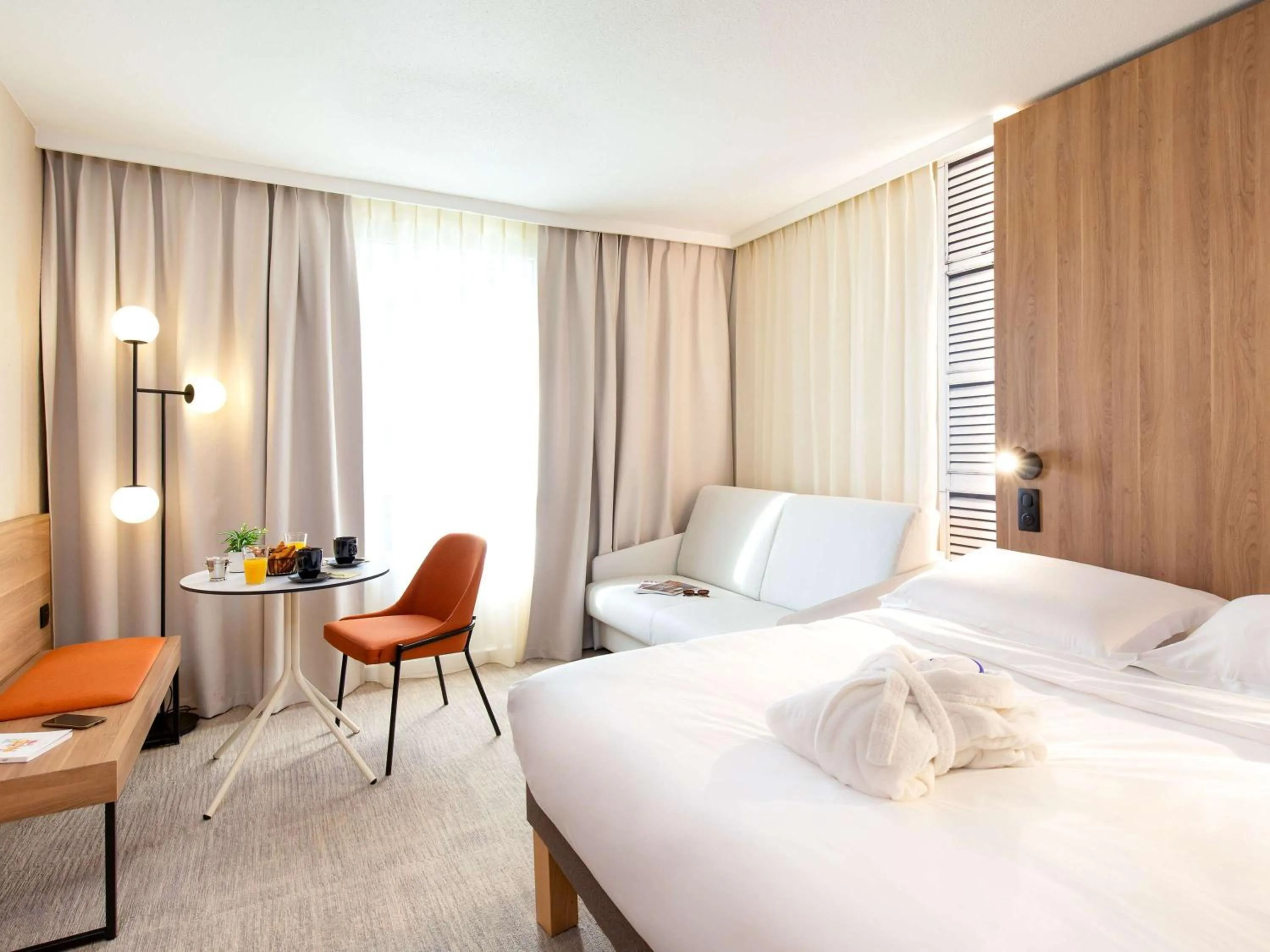 Bedroom, Bed in Novotel Aix-en-Provence Beaumanoir