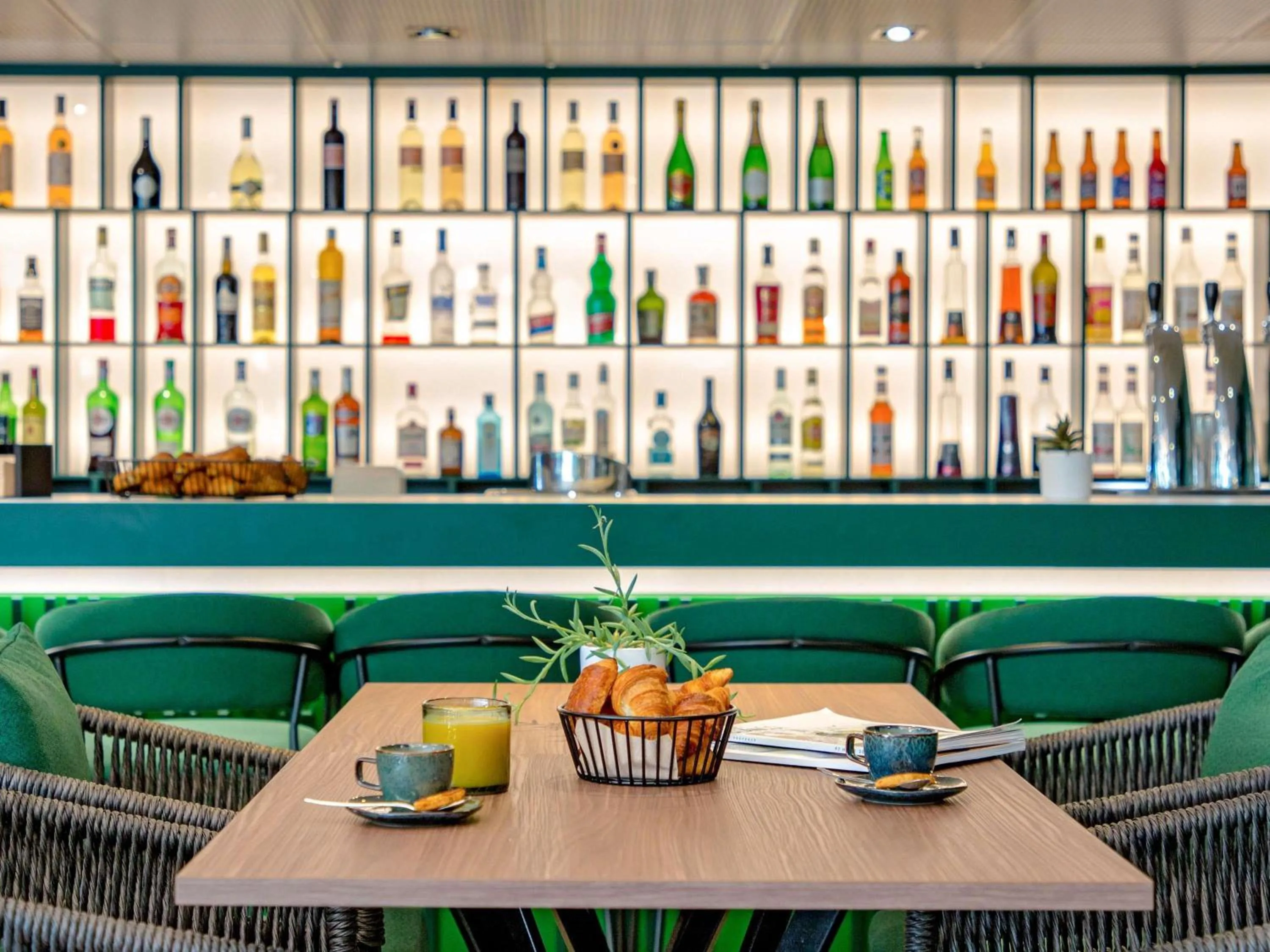 Lounge or bar in Mercure Aix en Provence Beaumanoir