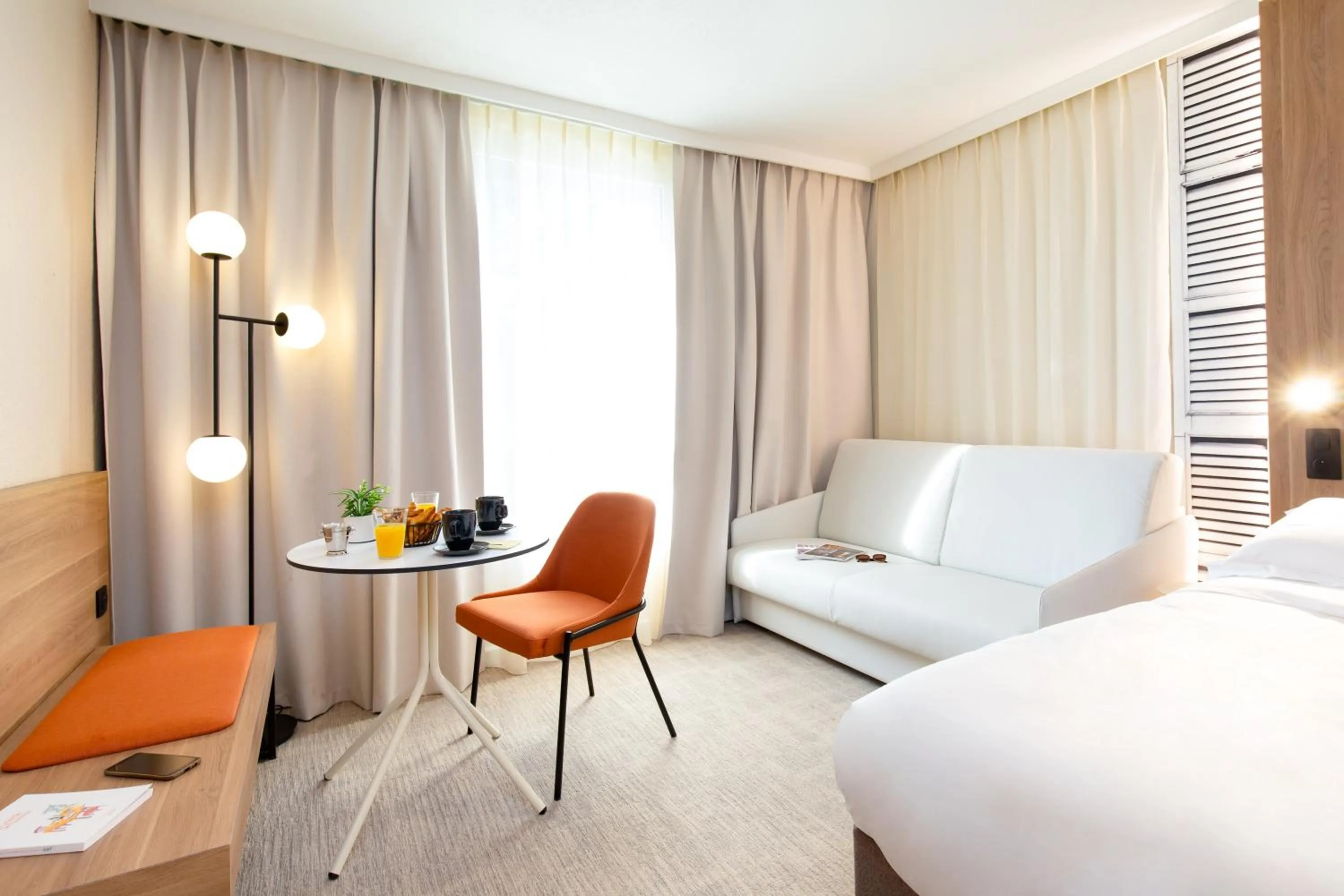 Property building, Bed in Mercure Aix en Provence Beaumanoir