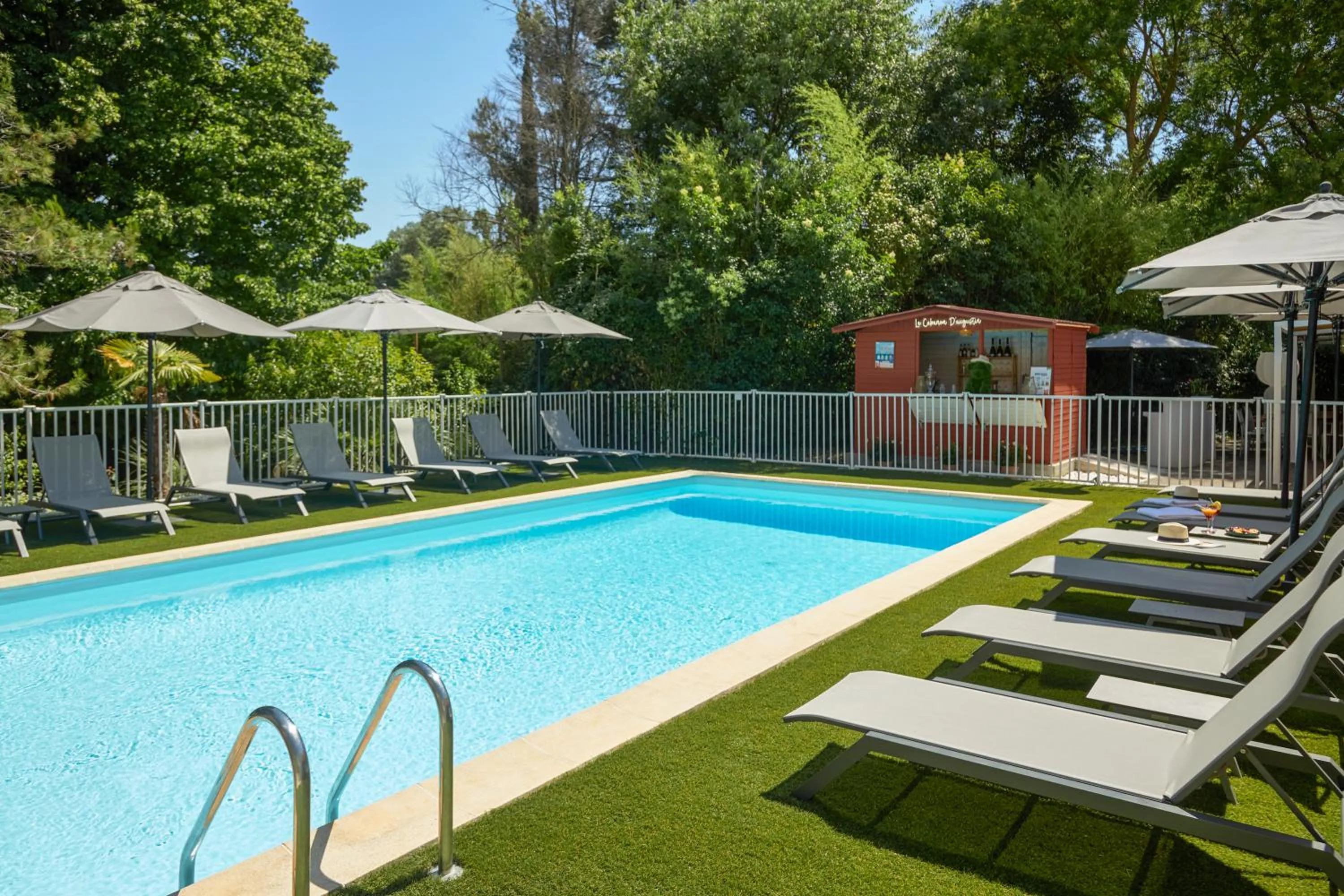 Swimming pool in Mercure Aix en Provence Beaumanoir