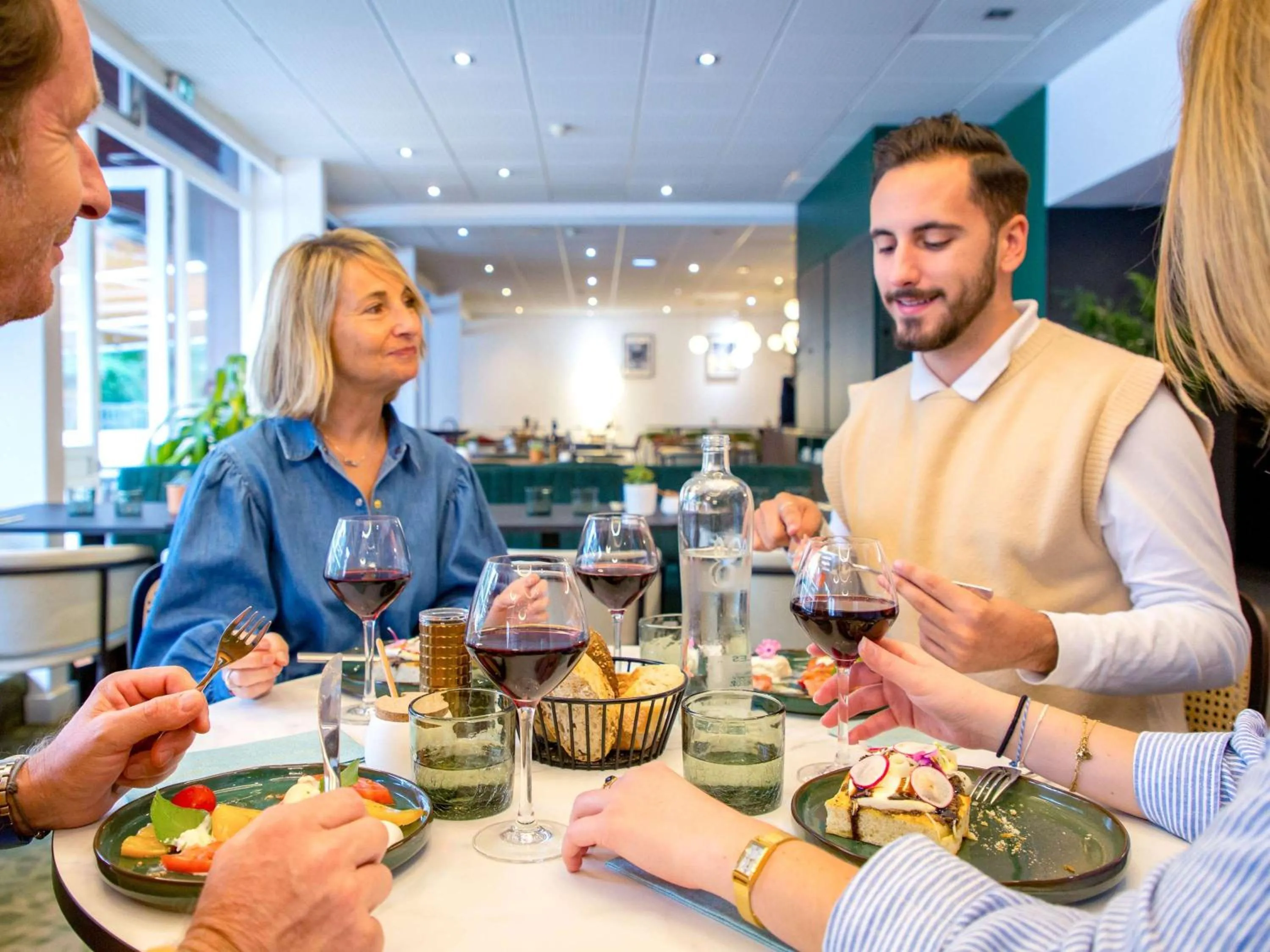 Restaurant/places to eat in Novotel Aix-en-Provence Beaumanoir