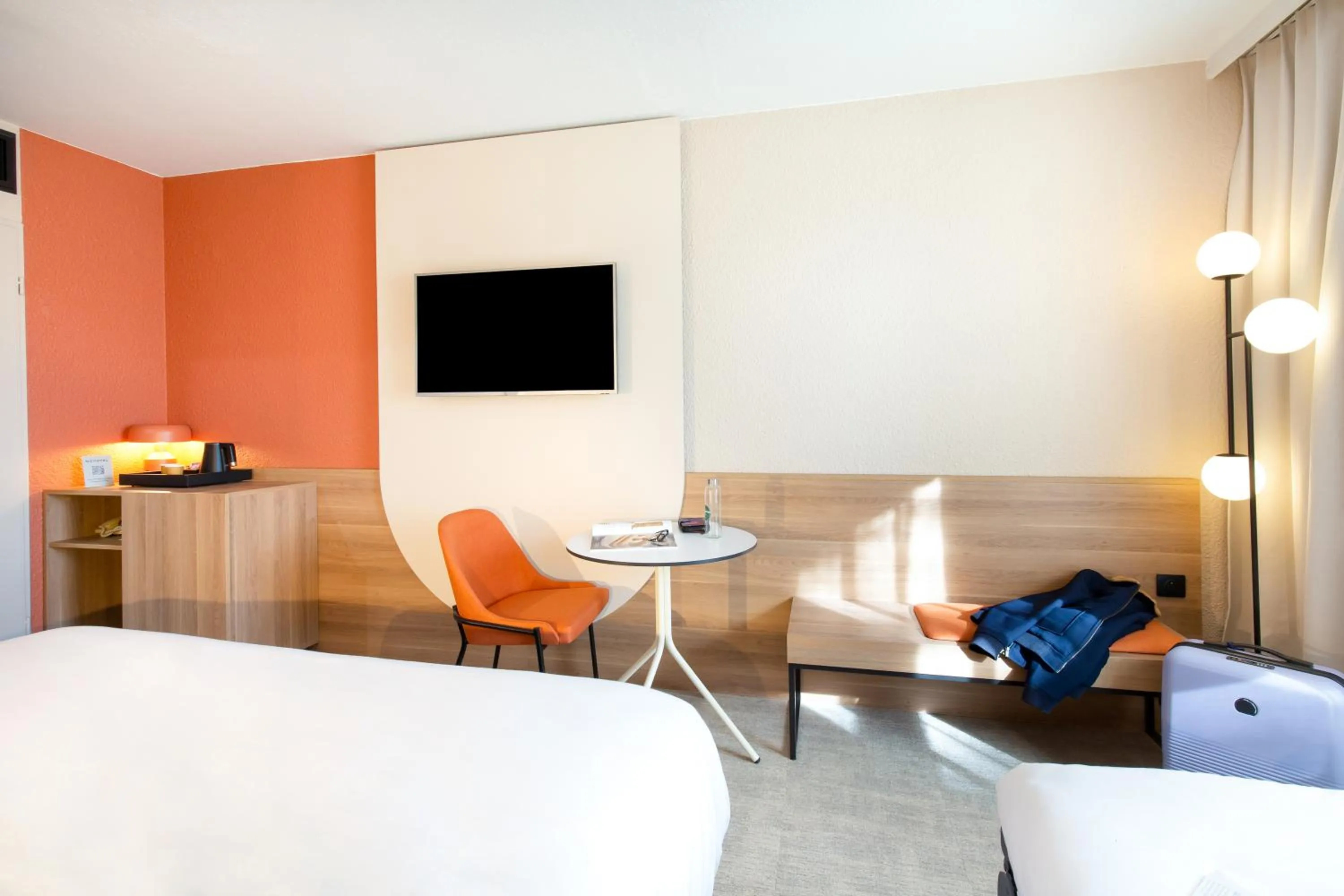 TV and multimedia, Bed in Novotel Aix-en-Provence Beaumanoir