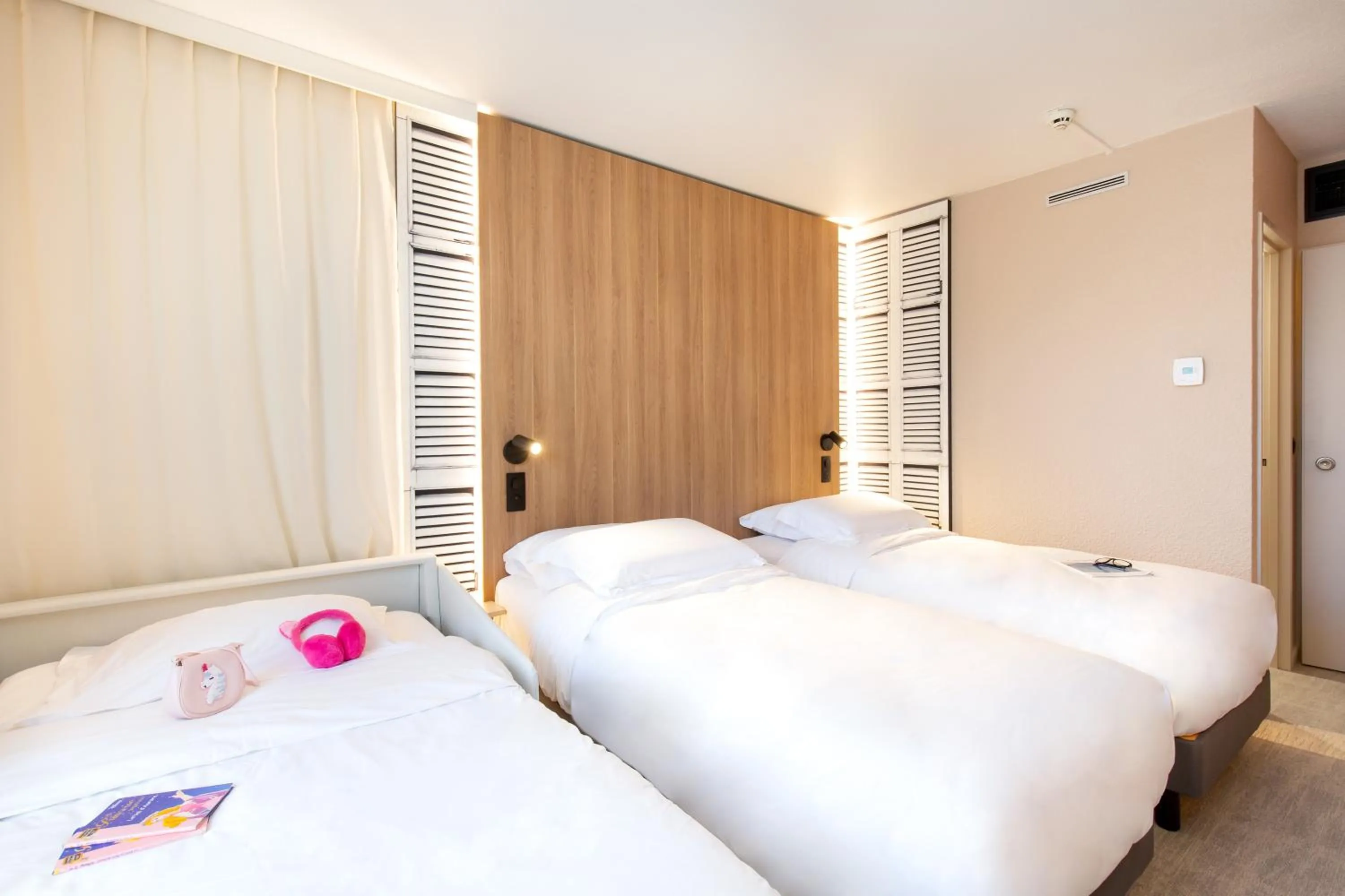 Bed in Novotel Aix-en-Provence Beaumanoir