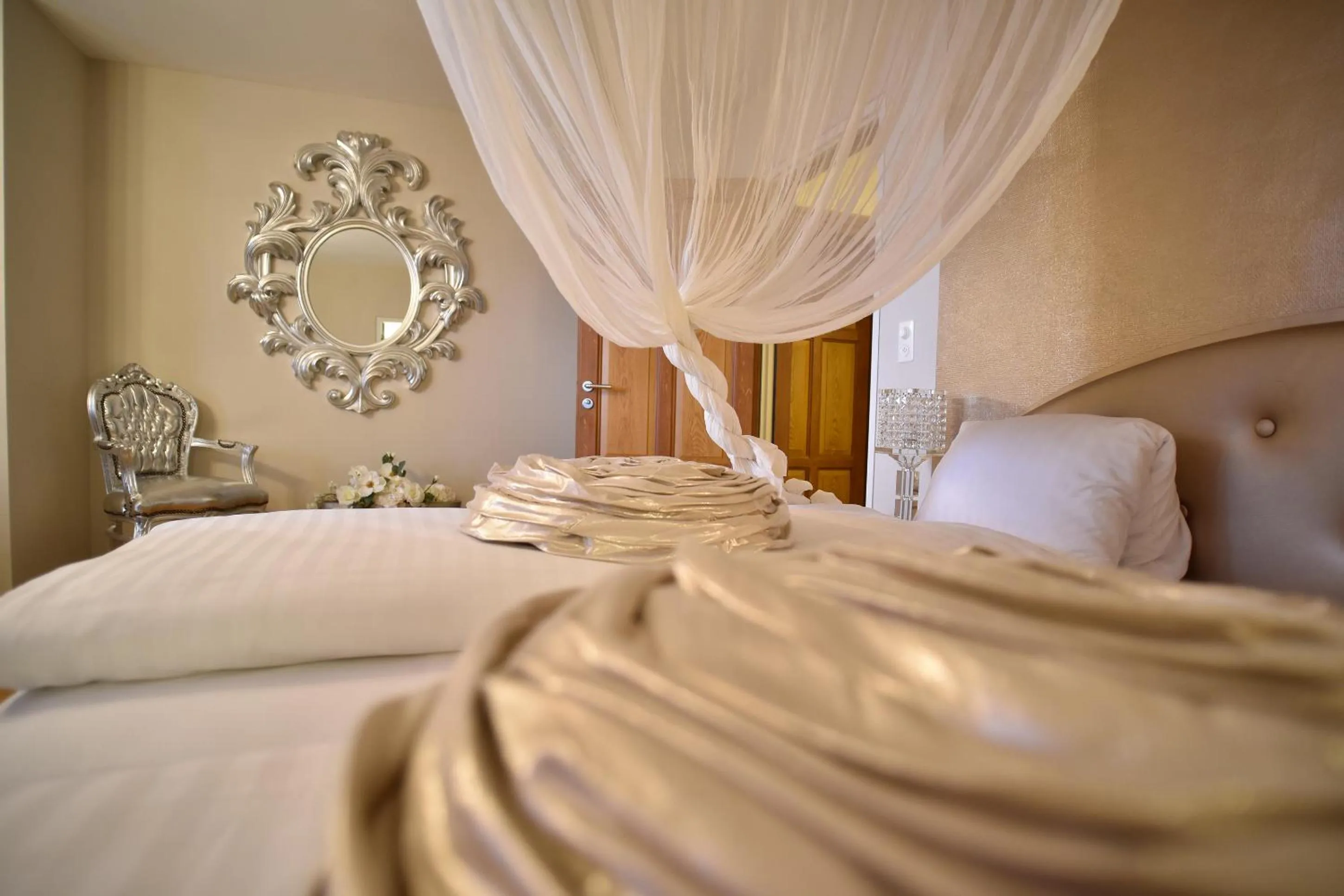 Photo of the whole room, Bed in Schloss Wartensee