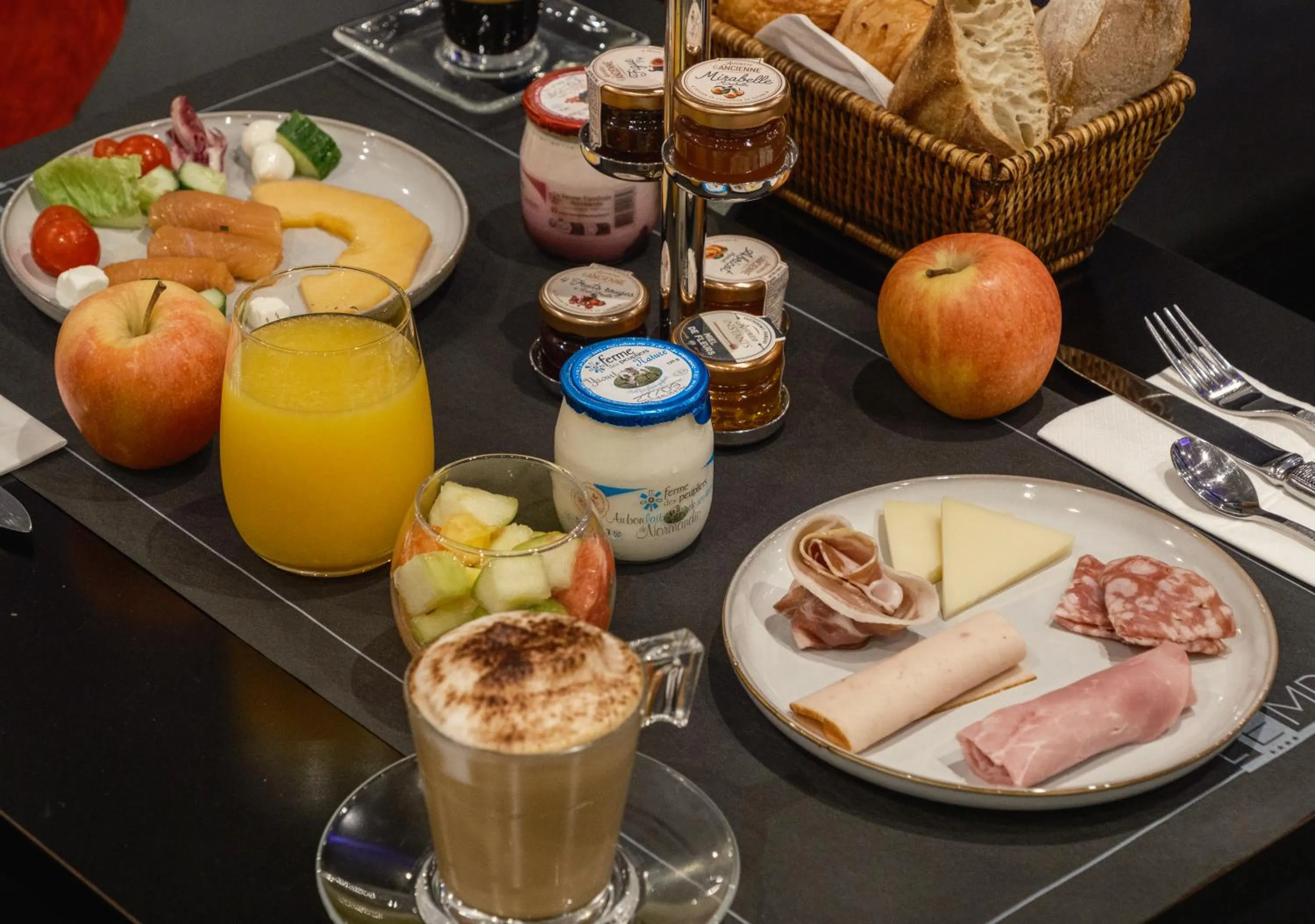 Breakfast in L'Empire Paris - Louvre