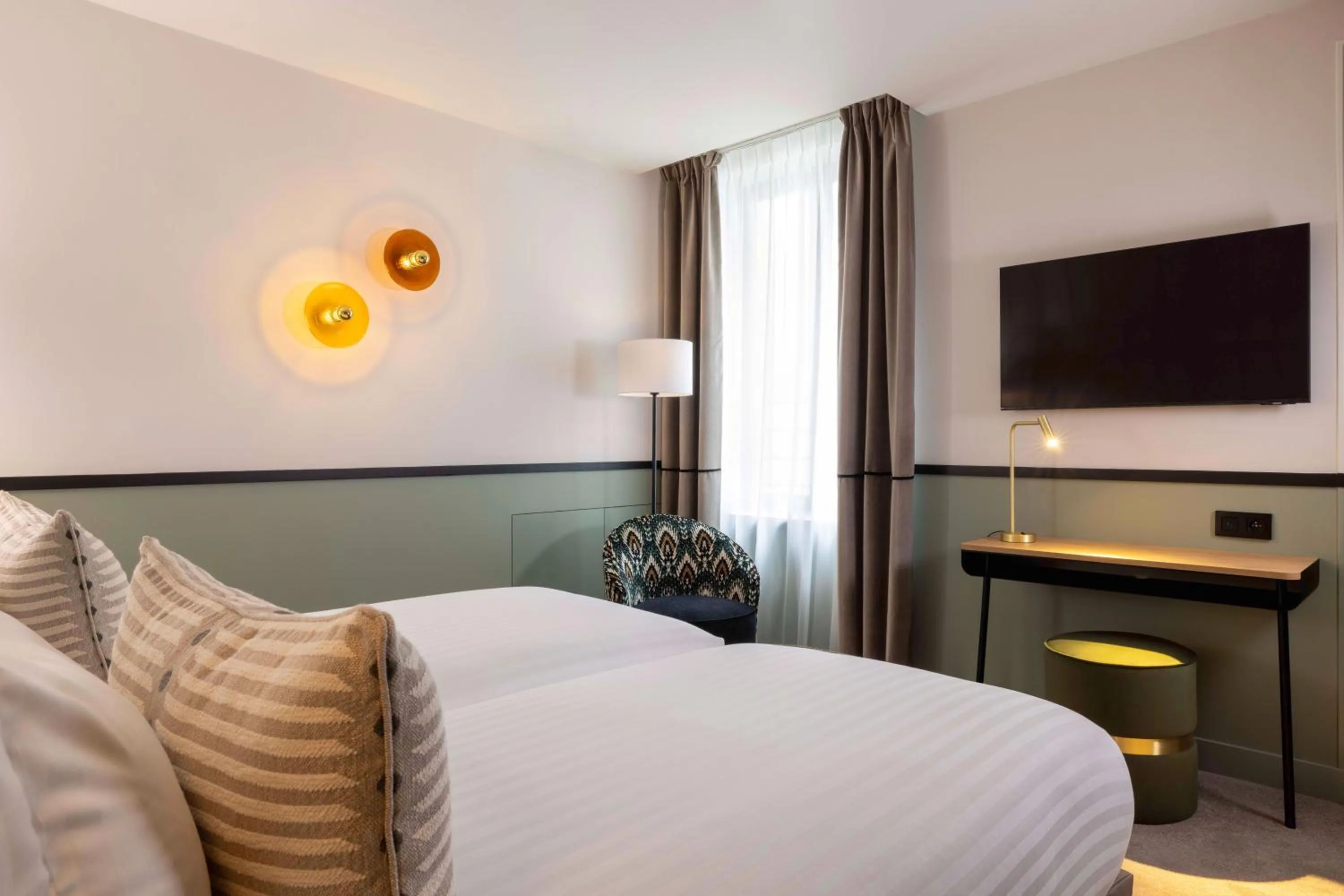 TV and multimedia, Bed in Hotel Grand Coeur Latin