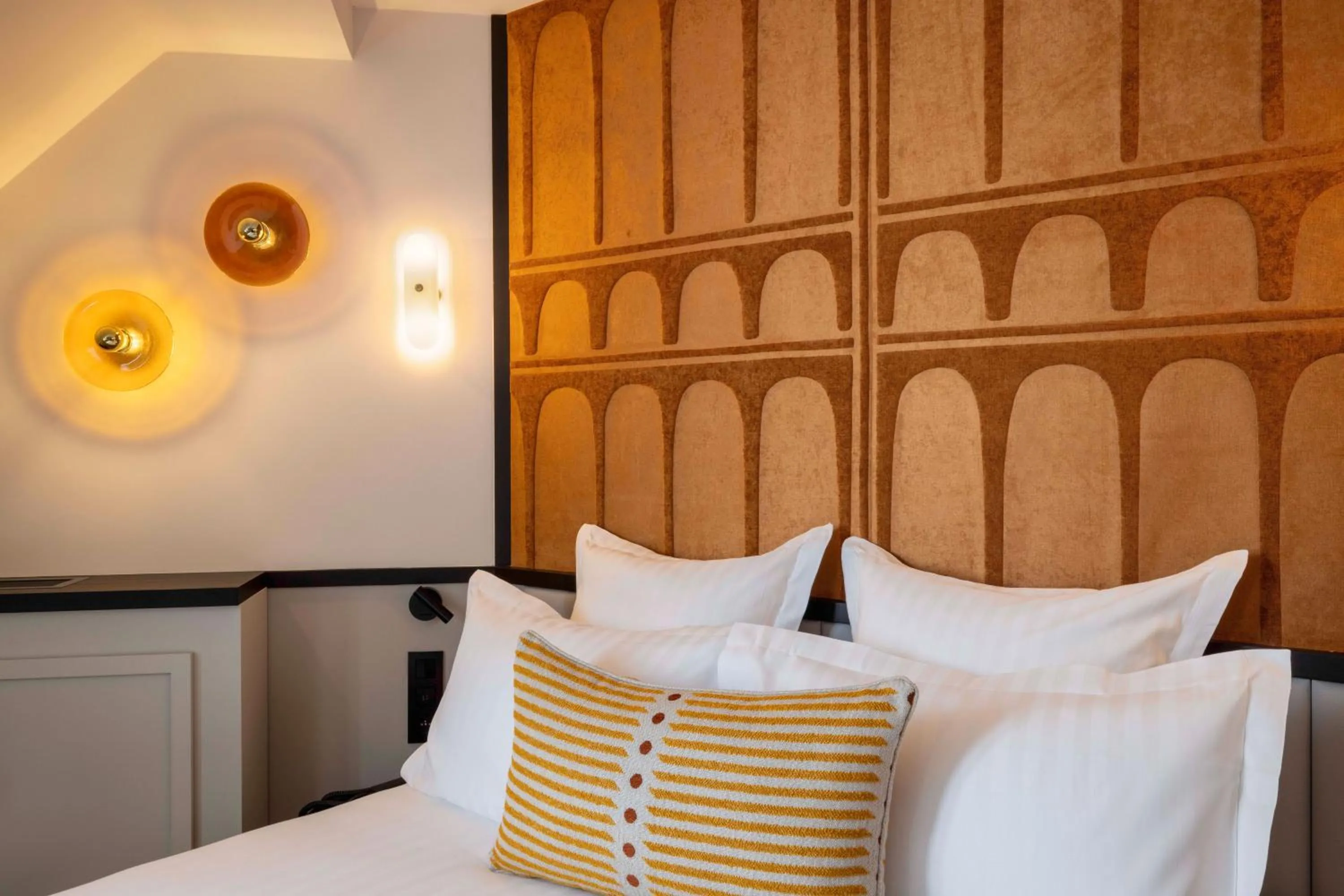 Bed in Hotel Grand Coeur Latin