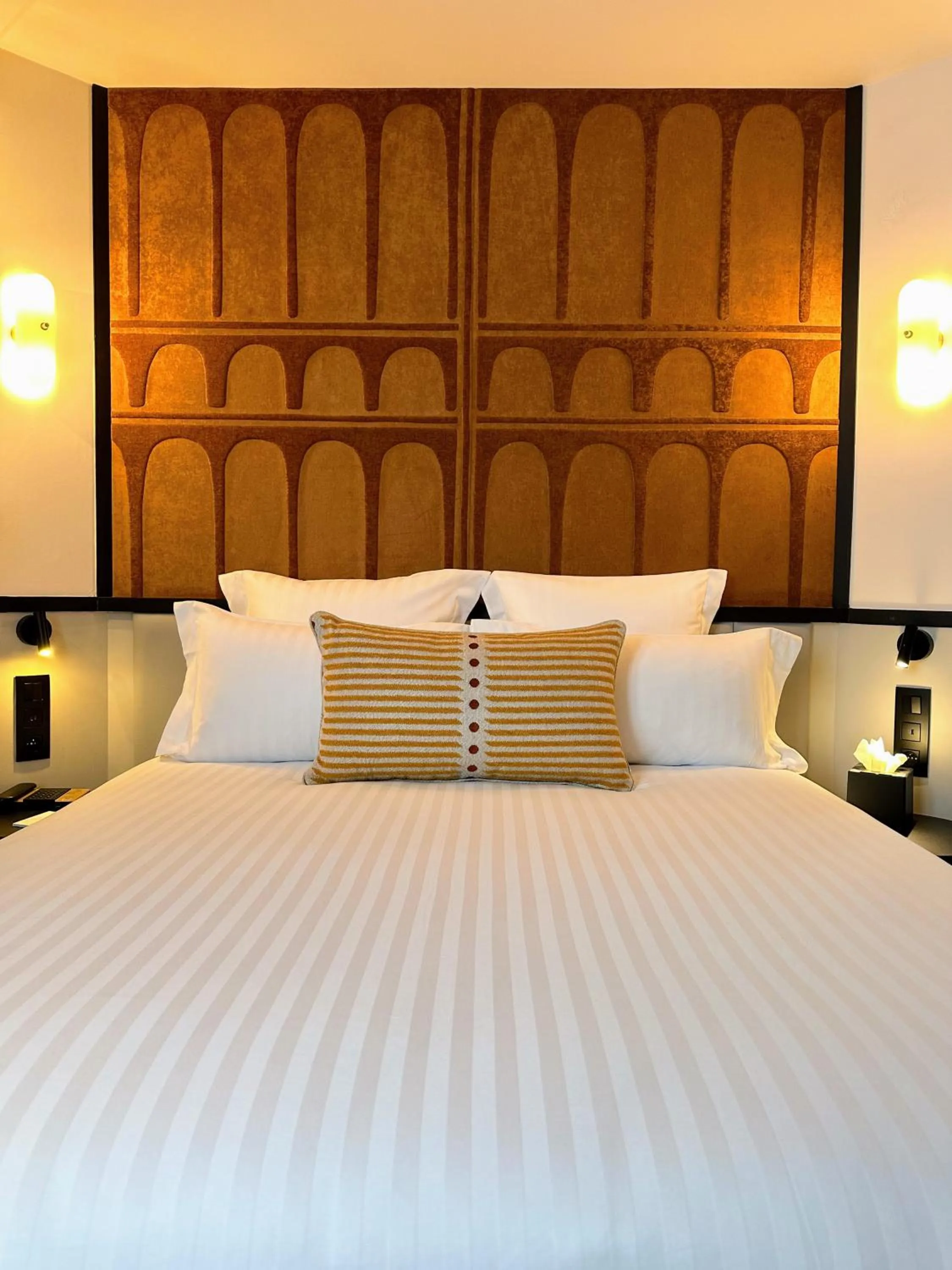 Bed in Hotel Grand Coeur Latin