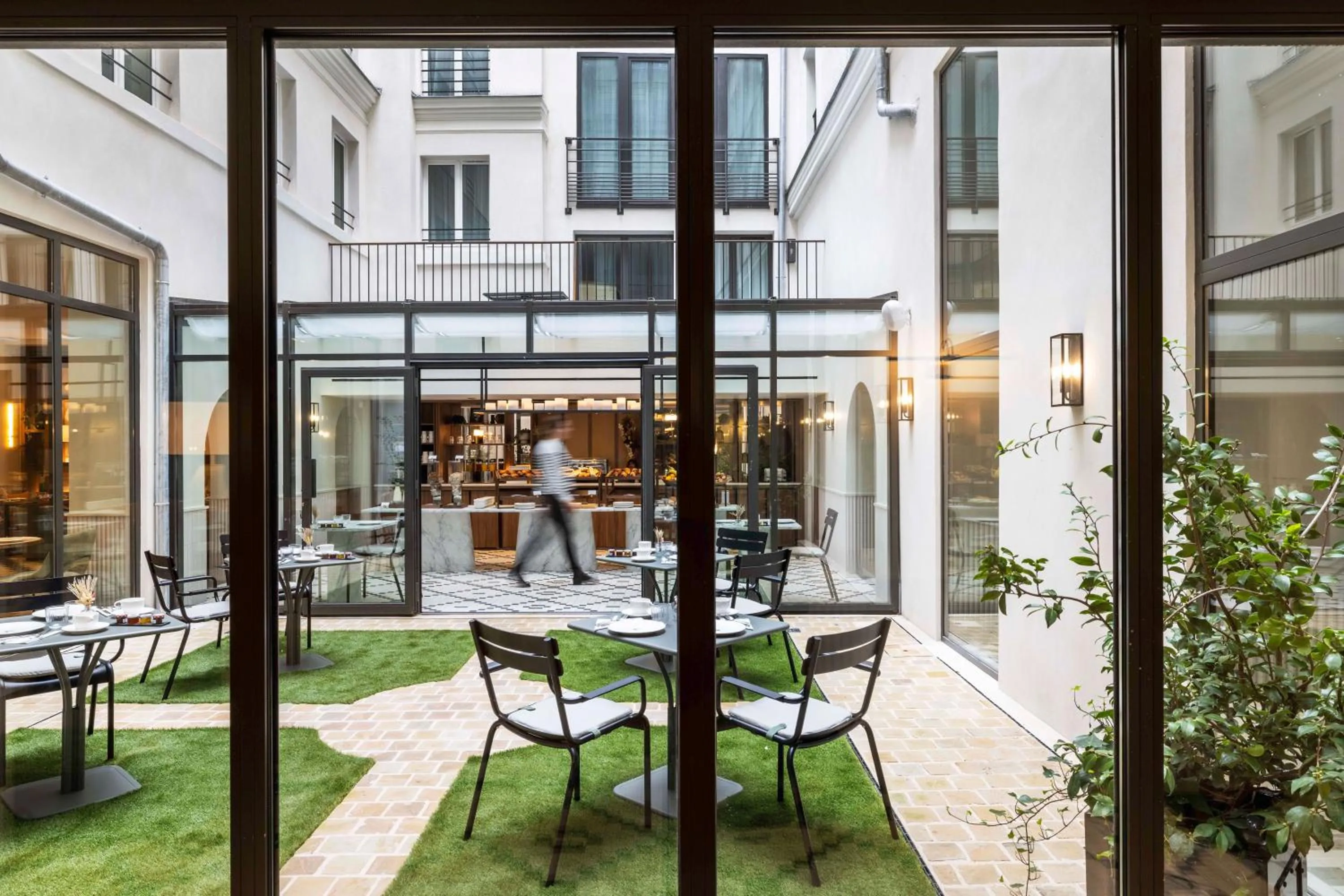Patio in Hotel Grand Coeur Latin