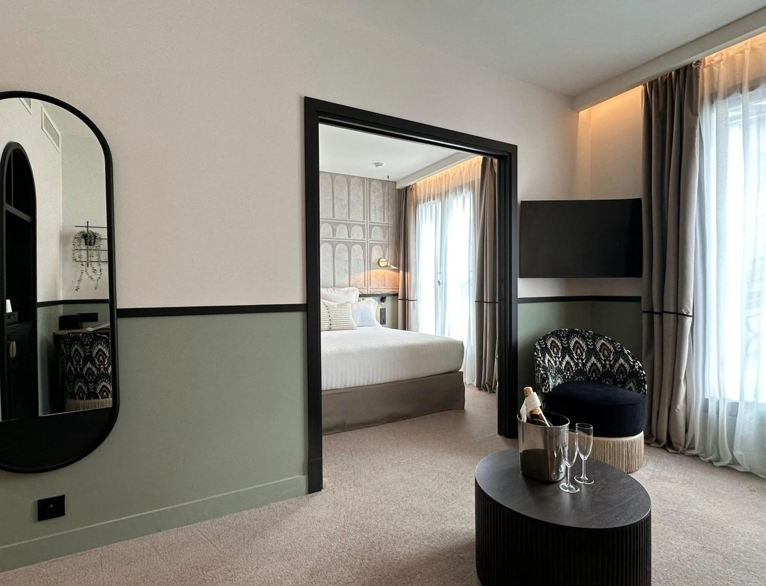 Living room, Bed in Hotel Grand Coeur Latin