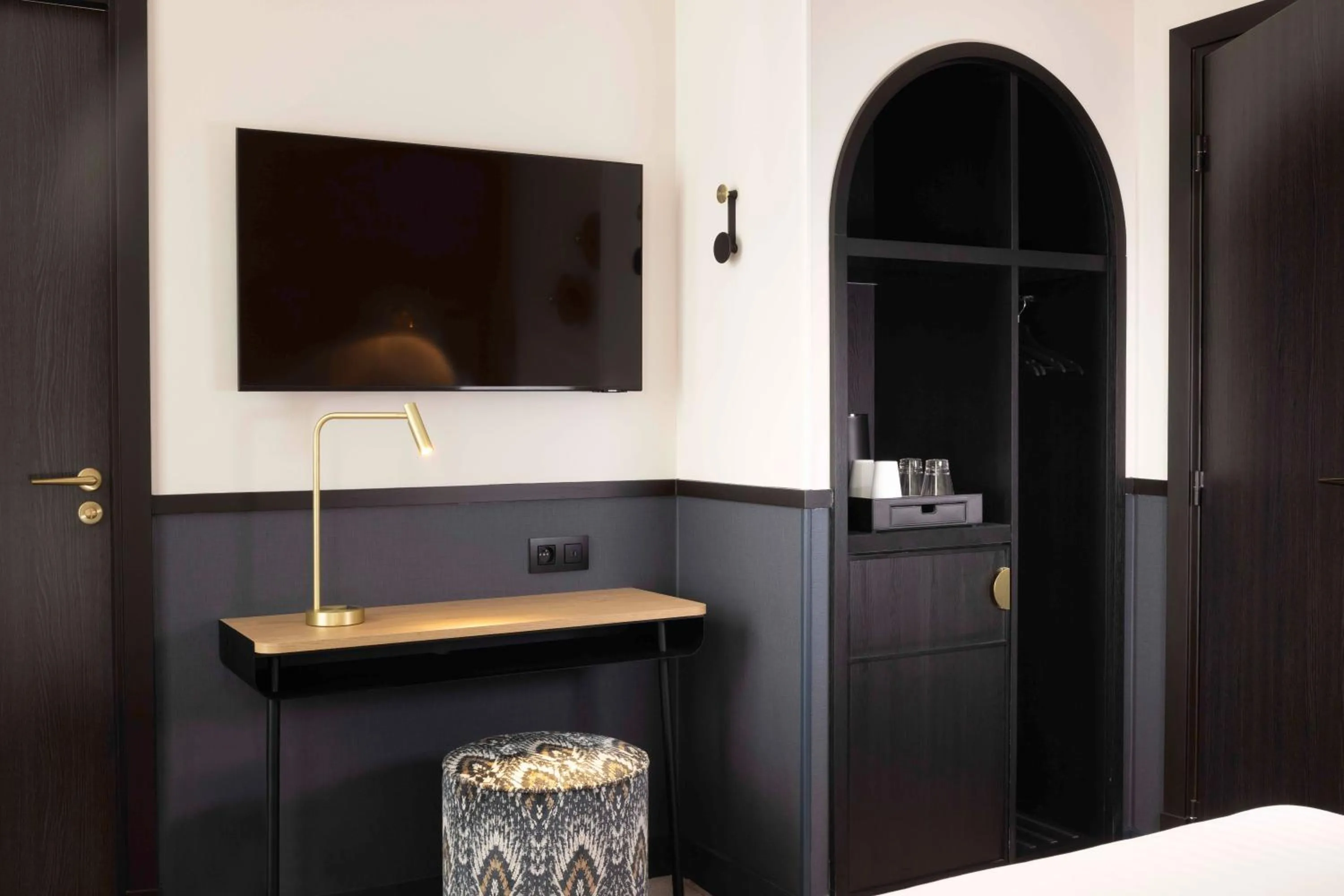 TV and multimedia, Bed in Hotel Grand Coeur Latin