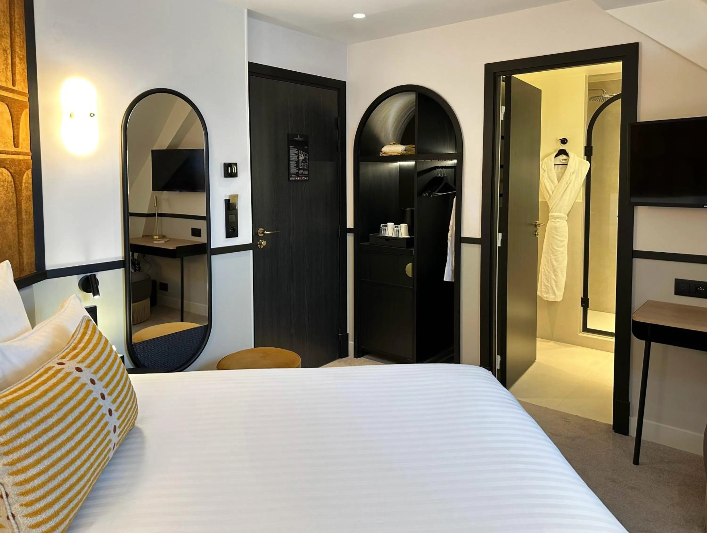 Bed in Hotel Grand Coeur Latin