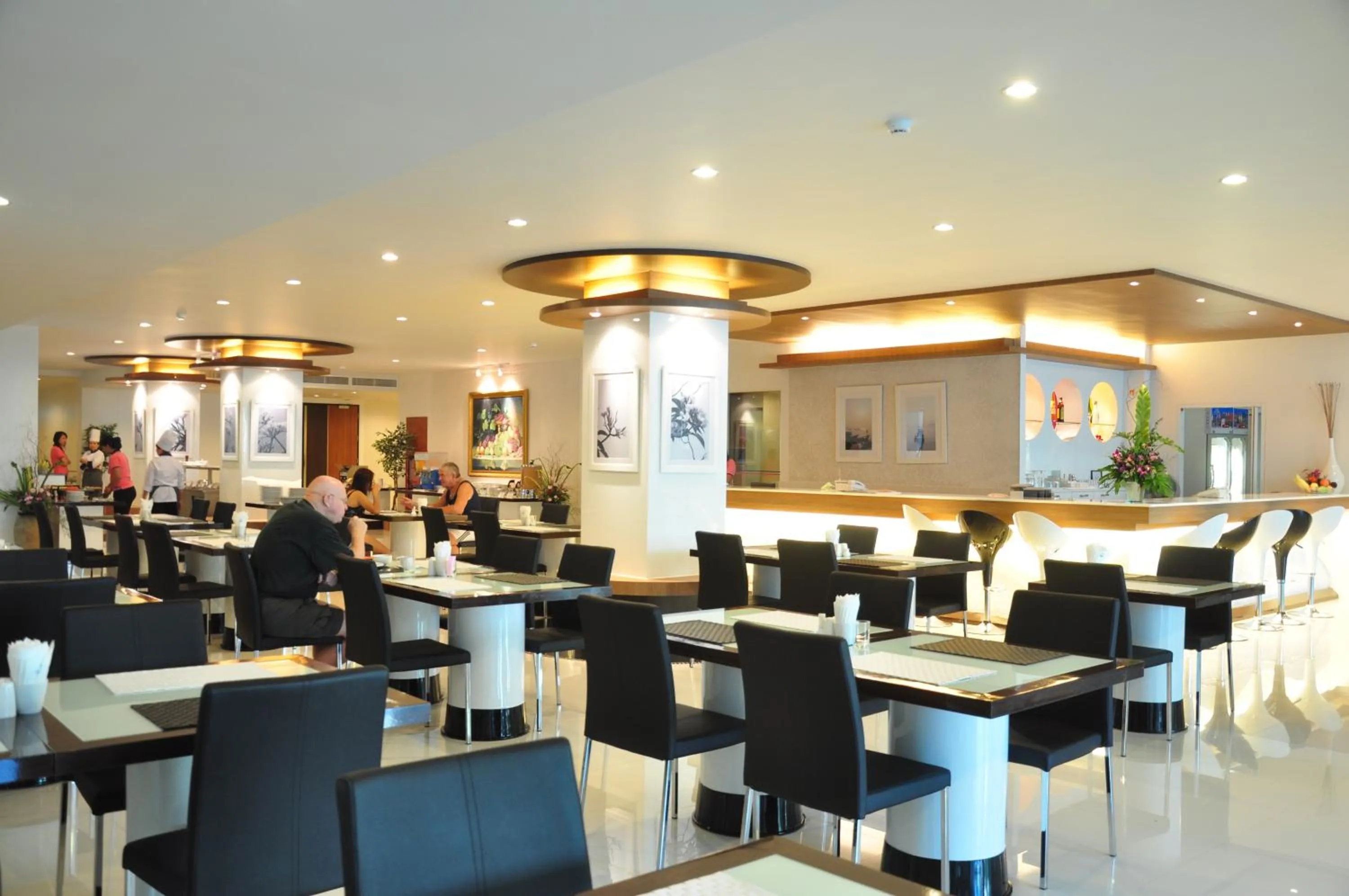 Restaurant/places to eat in Flipper House Hotel - SHA Extra Plus