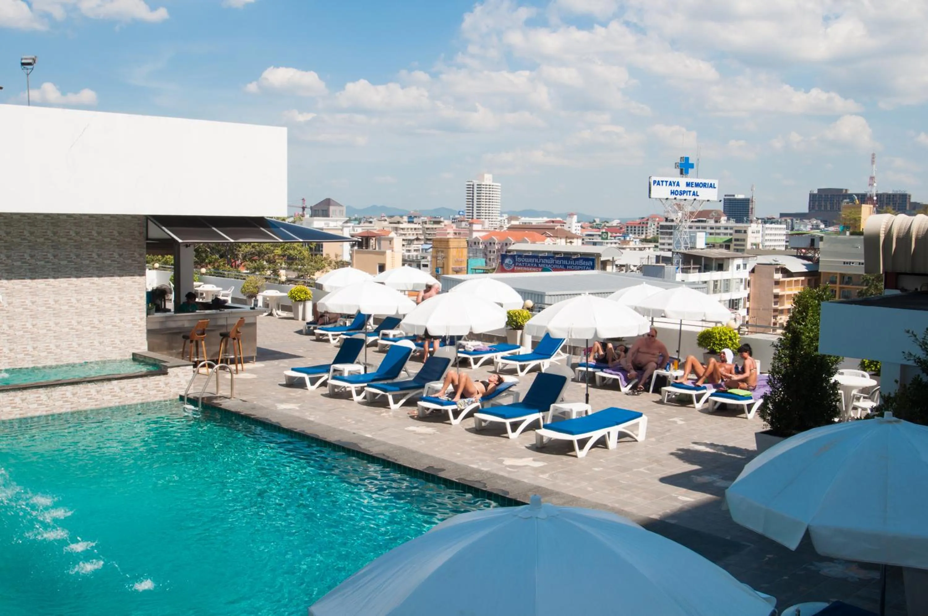 Swimming pool in Flipper House Hotel - SHA Extra Plus