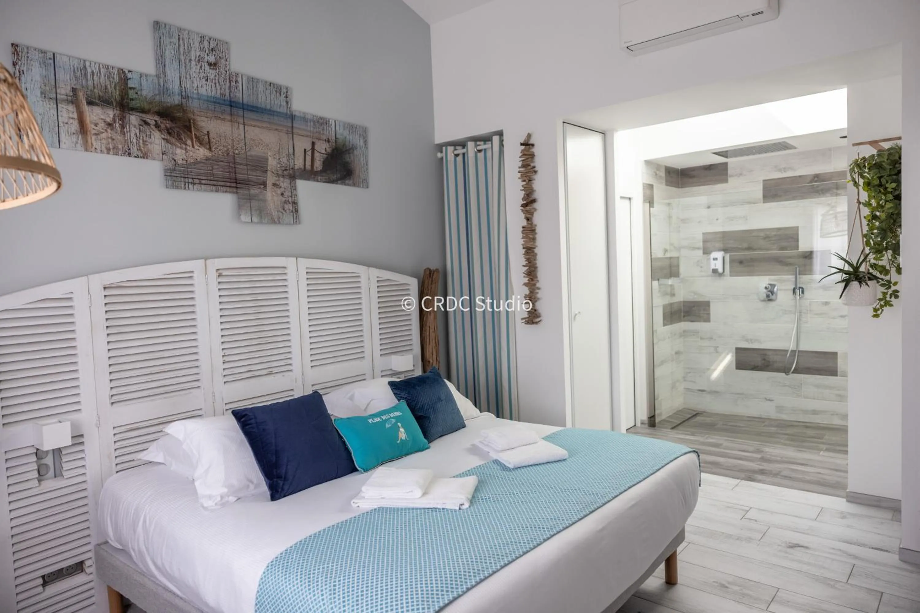 Bed in Logis Hôtel La Chaize