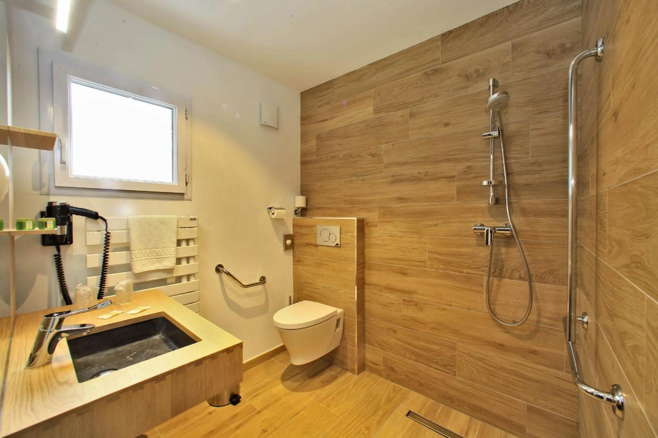 Shower in Logis Hôtel La Chaize