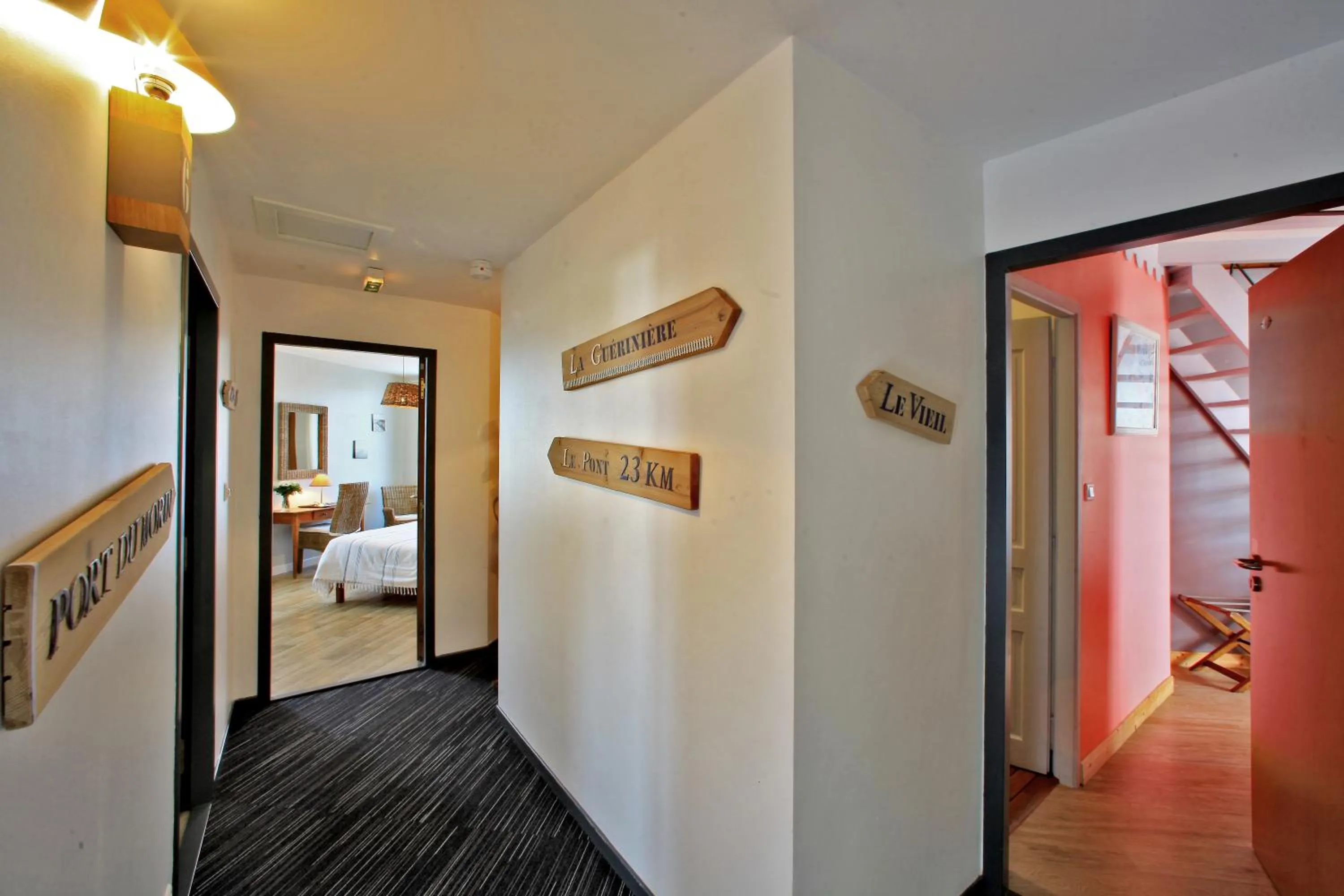 Property building, Bed in Logis Hôtel La Chaize