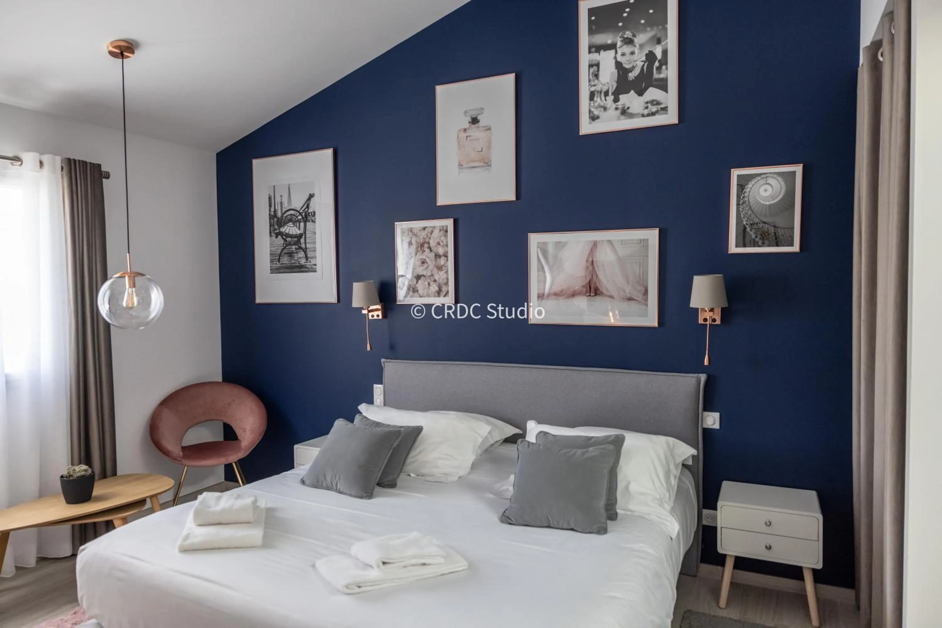 Bed in Logis Hôtel La Chaize