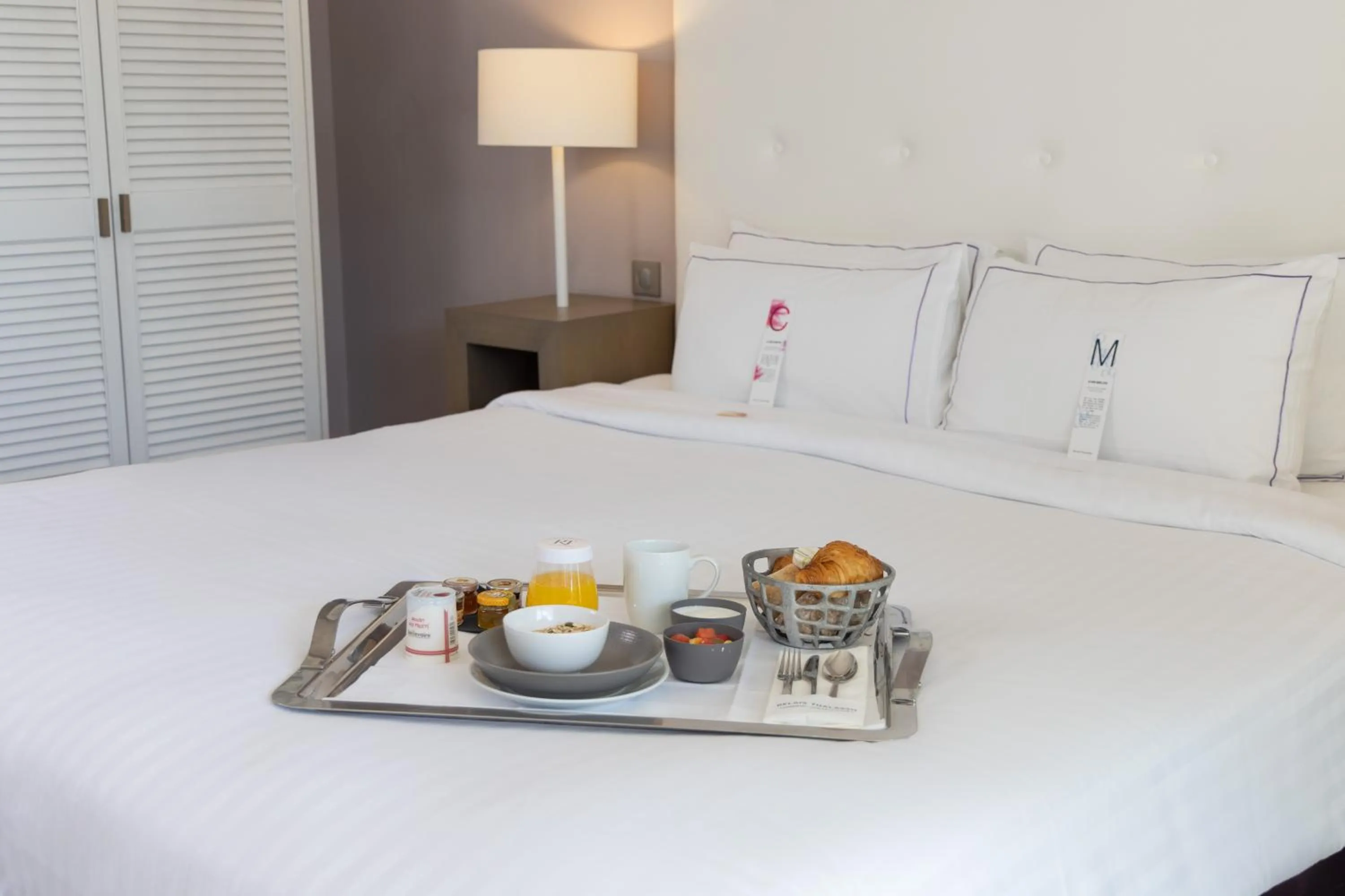 Bed in Hôtel Château des Tourelles - Relais Thalasso & Spa