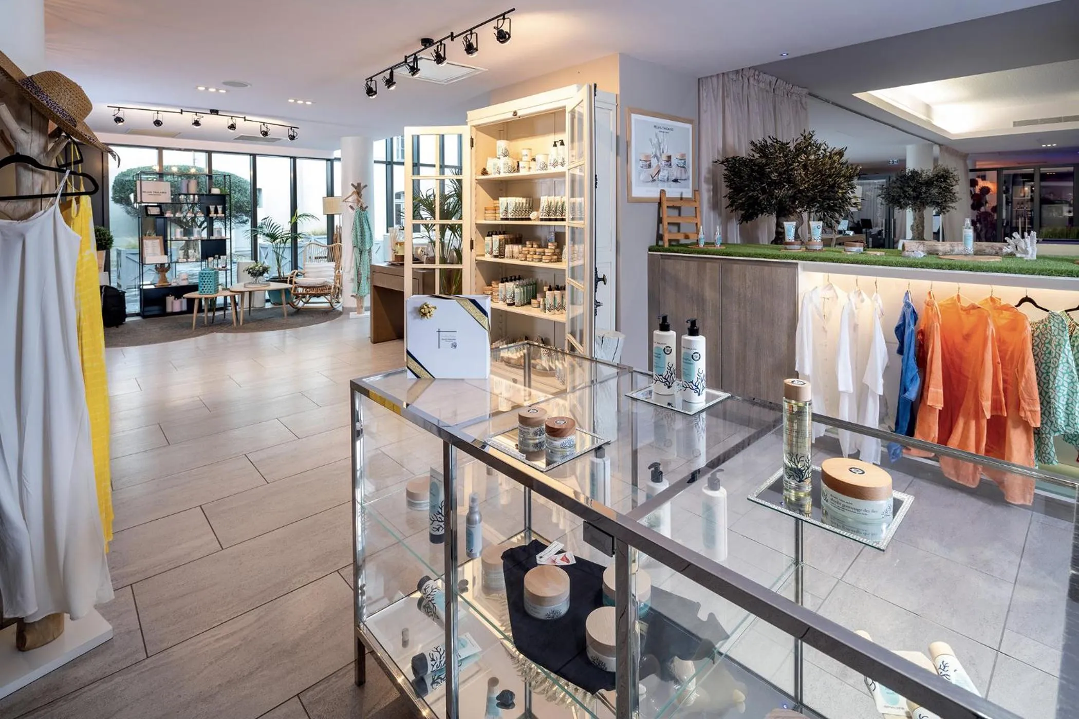 On-site shops in Hôtel Château des Tourelles - Relais Thalasso & Spa