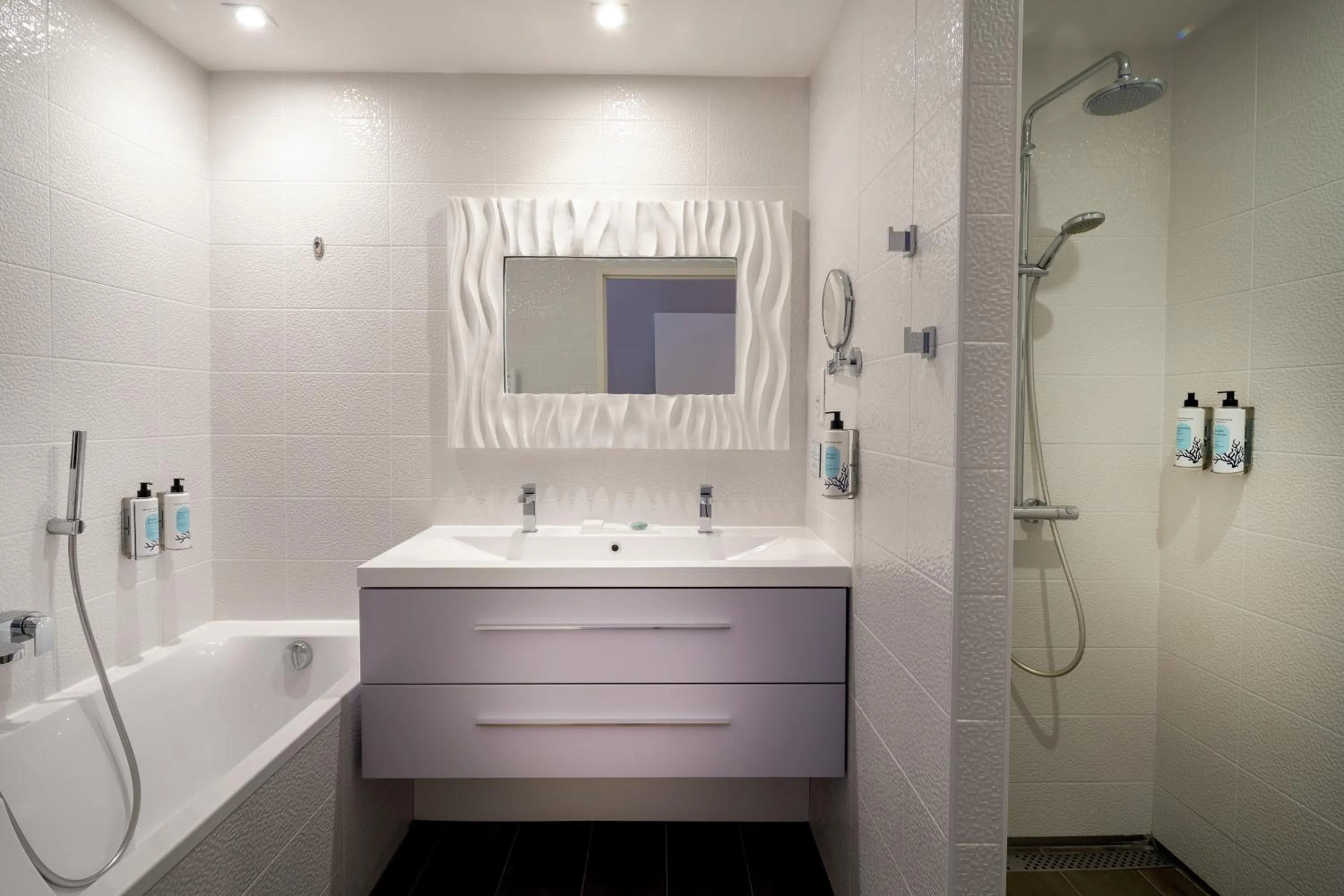 Shower in Hôtel Château des Tourelles - Relais Thalasso & Spa