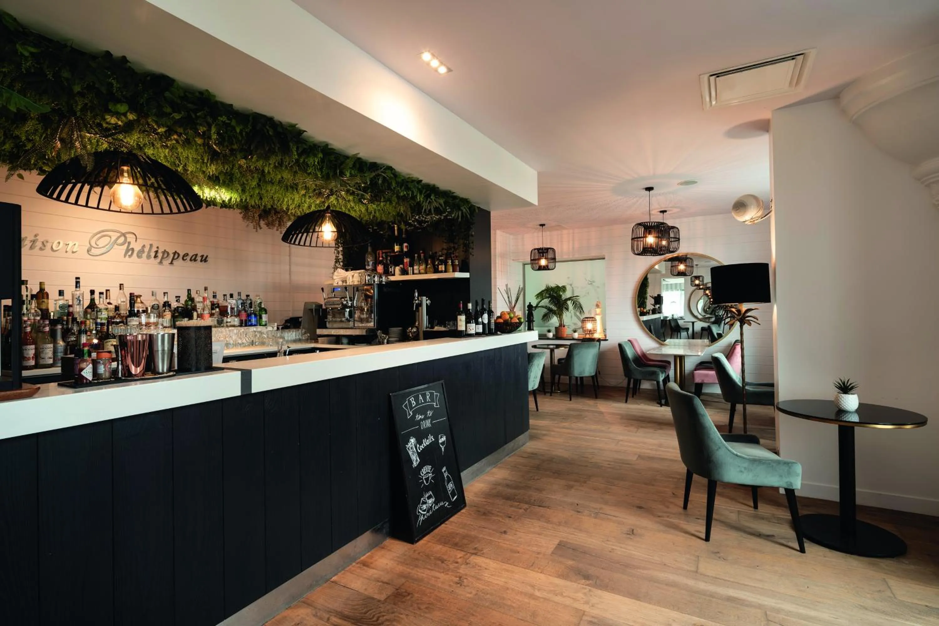 Lounge or bar in Hôtel Château des Tourelles - Relais Thalasso & Spa