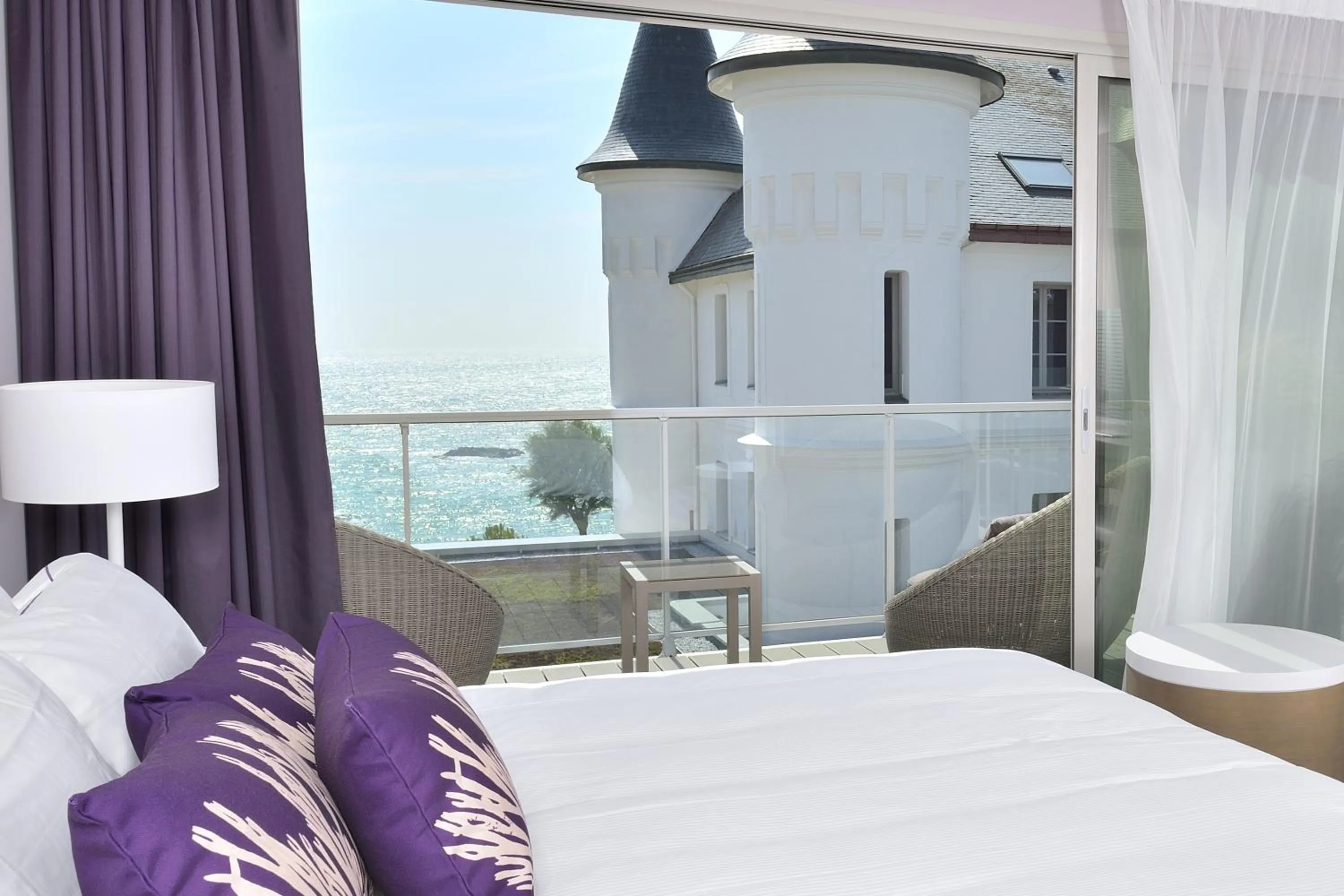 Sea view, Bed in Hôtel Château des Tourelles - Relais Thalasso & Spa