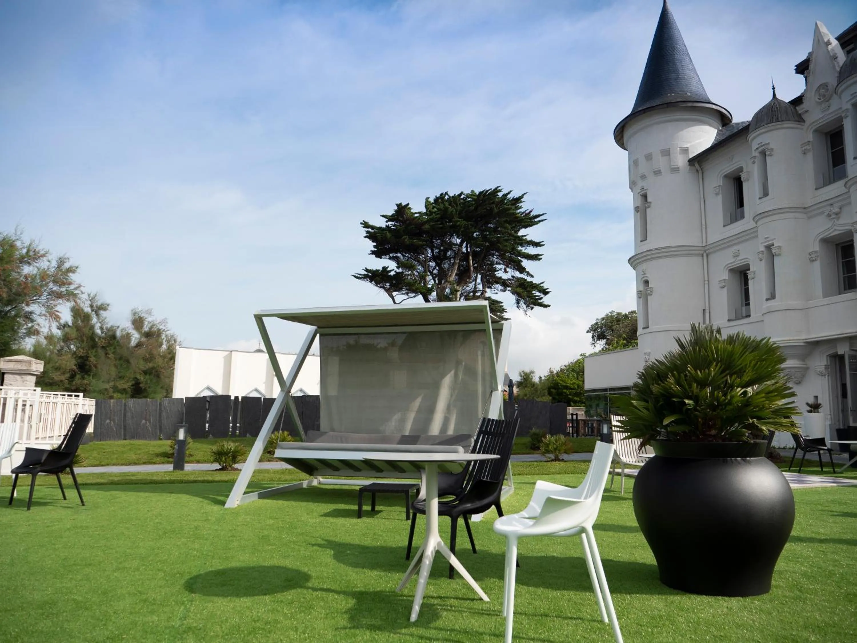 Garden in Hôtel Château des Tourelles - Relais Thalasso & Spa