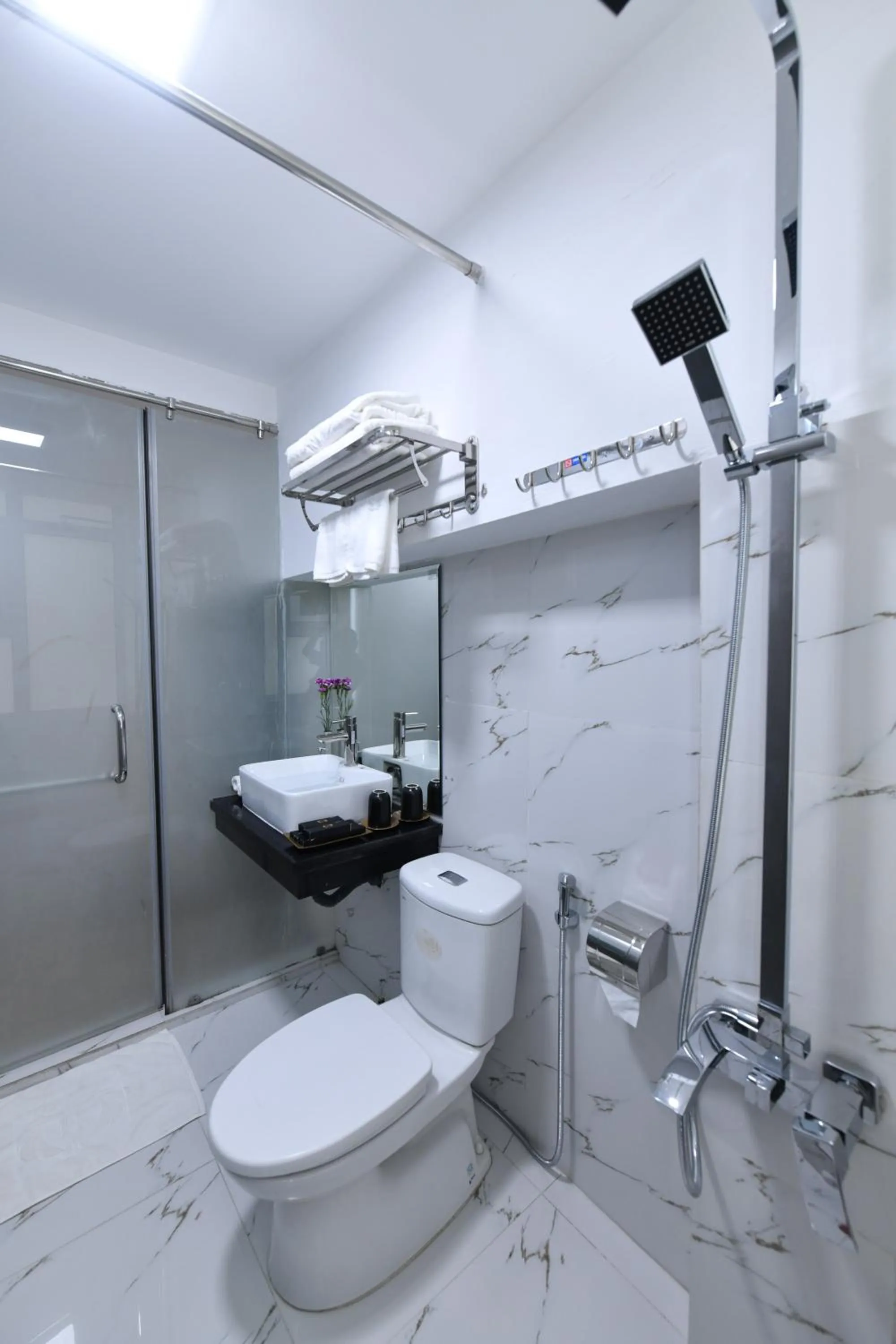 Shower in Hanoi Elpis Grand Hotel