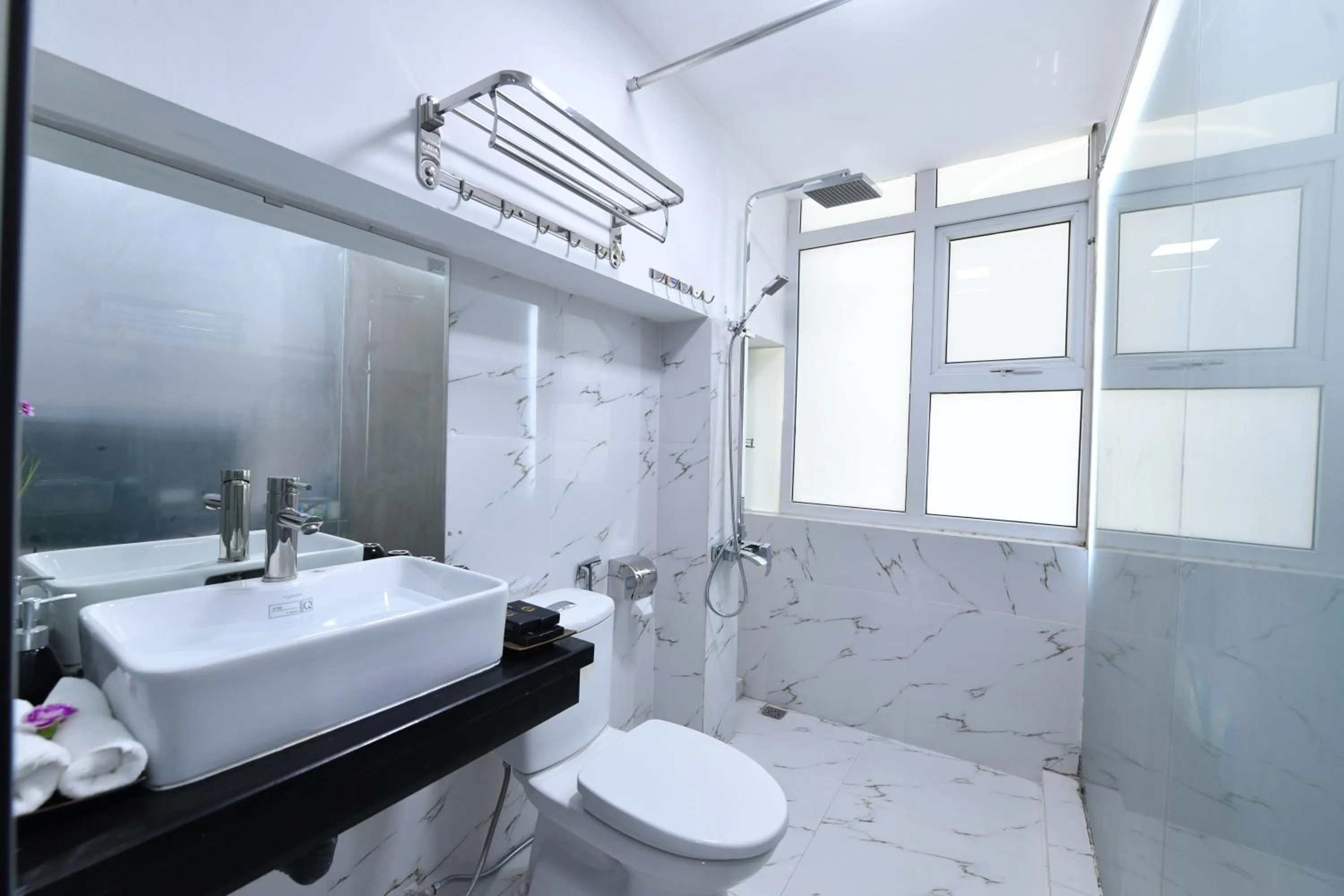 Shower in Hanoi Elpis Grand Hotel