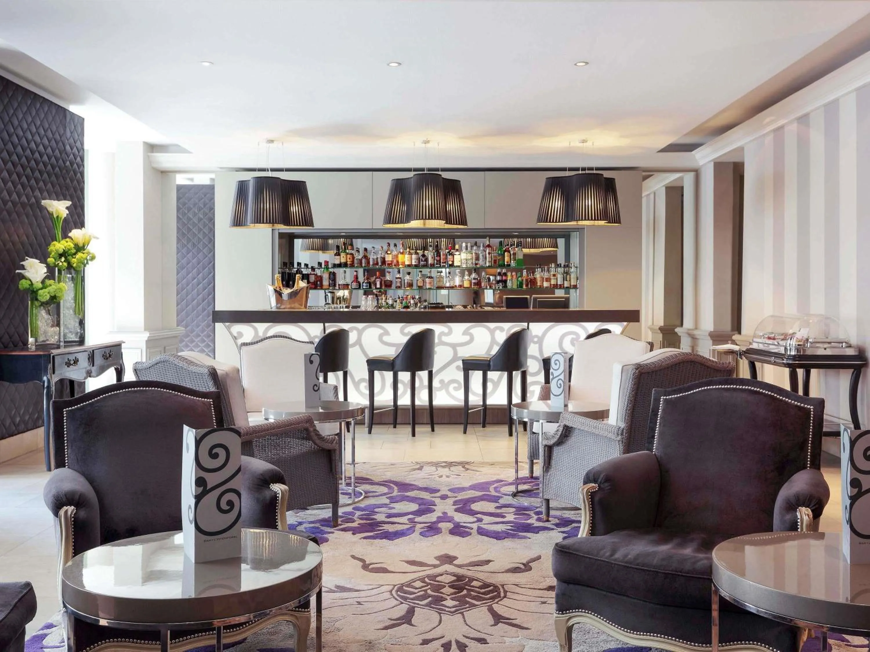 Lounge or bar in Grand Hôtel Roi René Aix - MGallery Collection